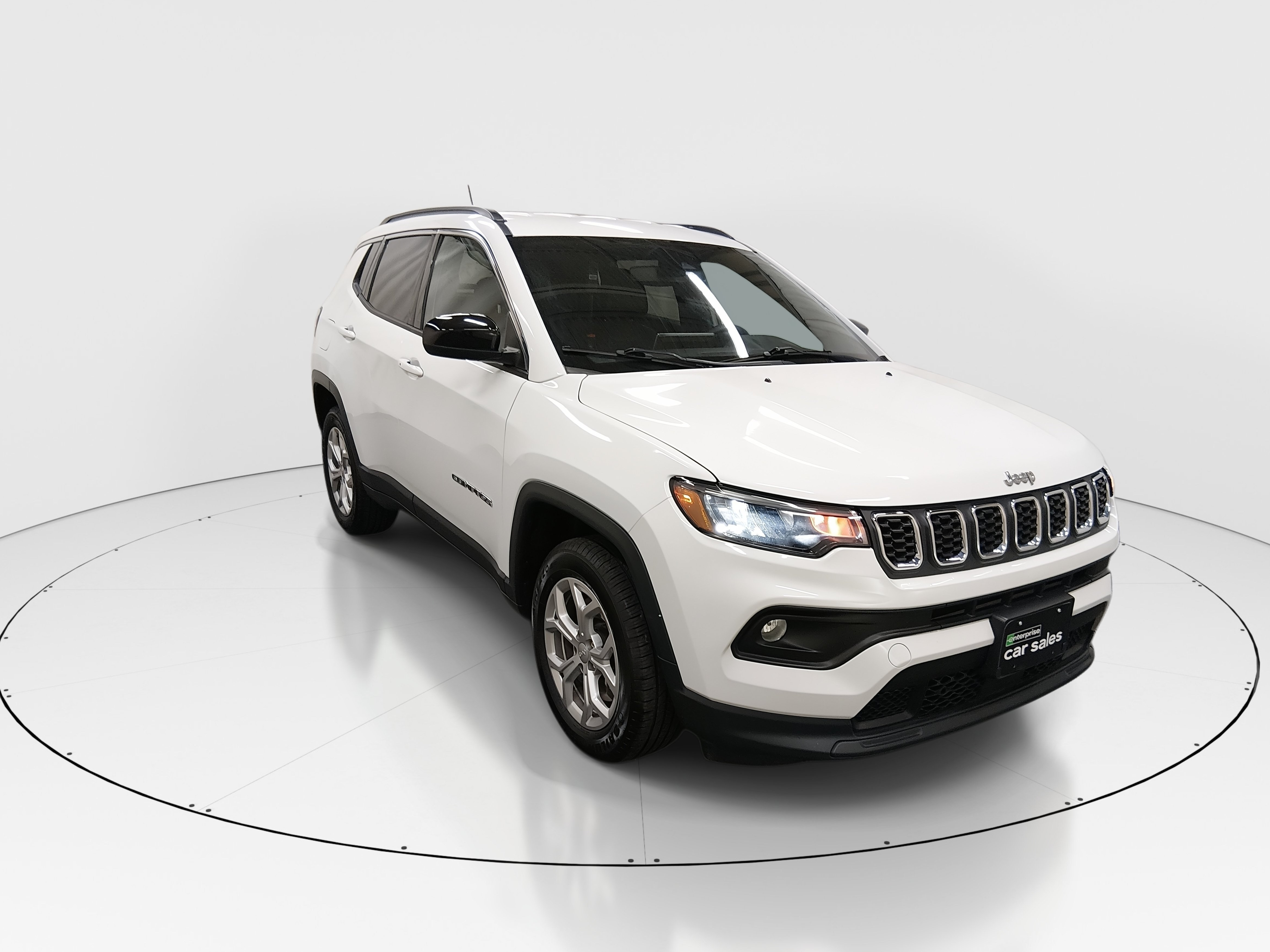 2024 Jeep Compass Latitude 4x4 — front three-quarter view