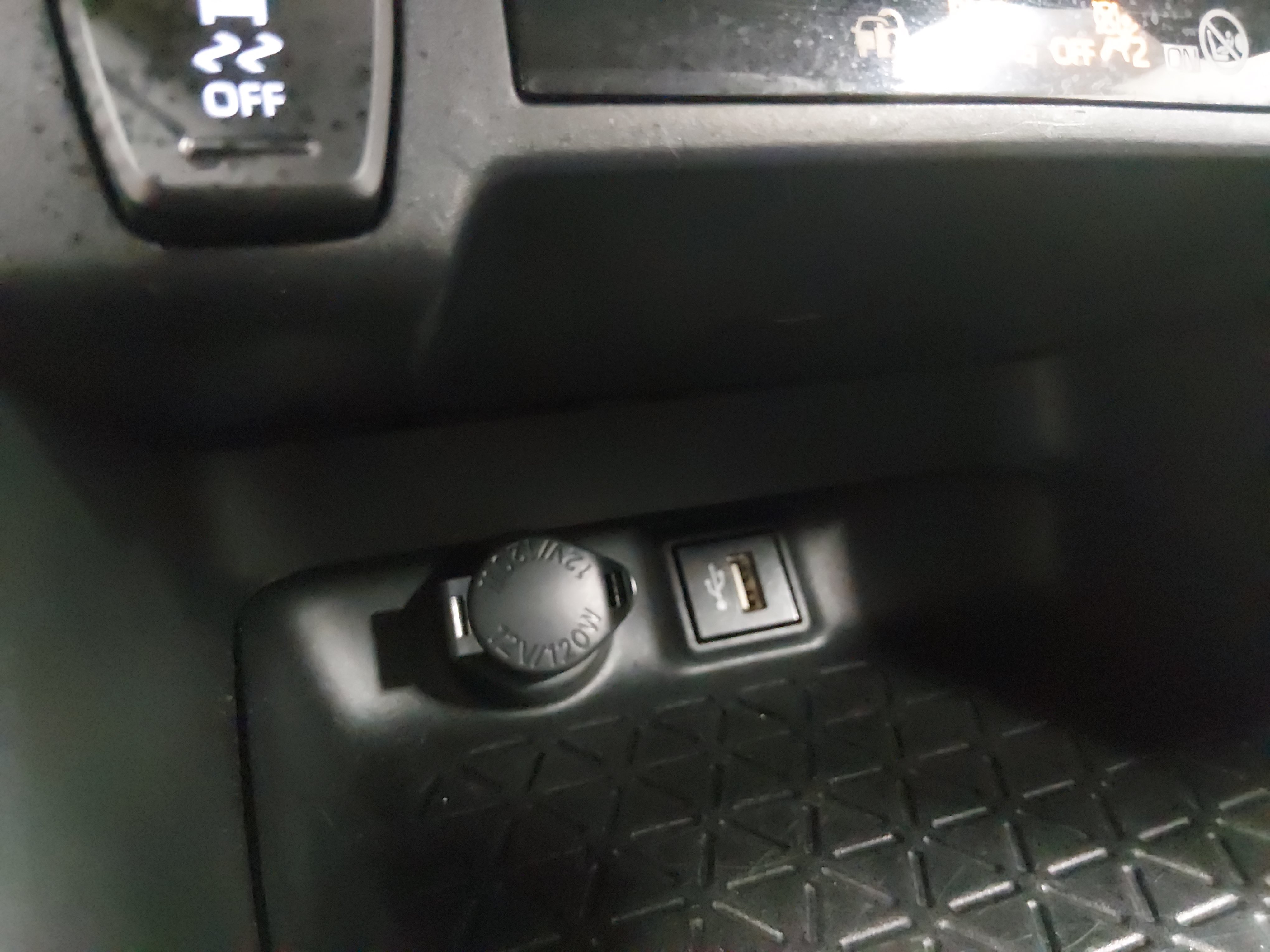 2024 Toyota RAV4 XLE - Photo 18