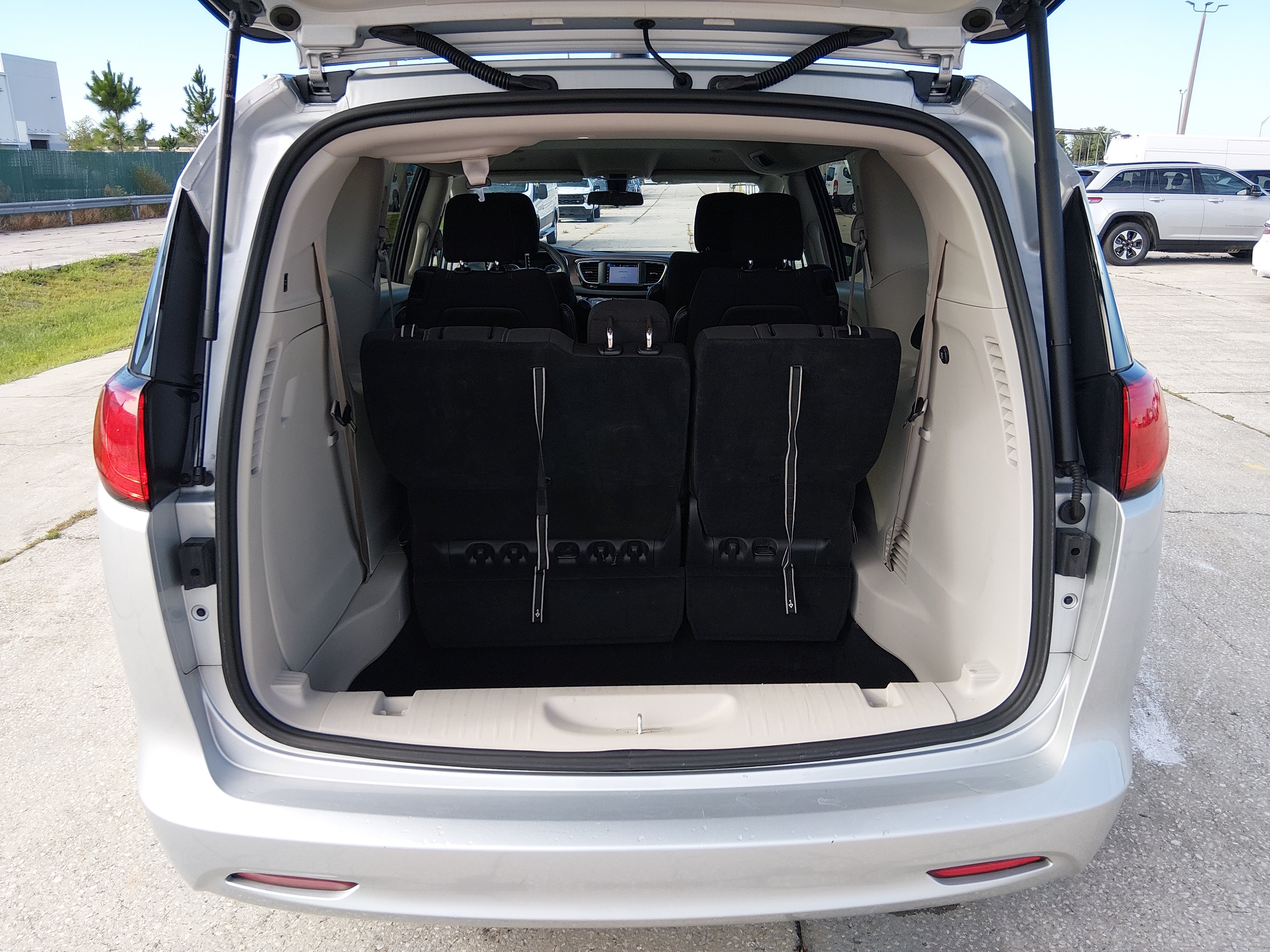 2022 Chrysler Voyager LX - Photo 11
