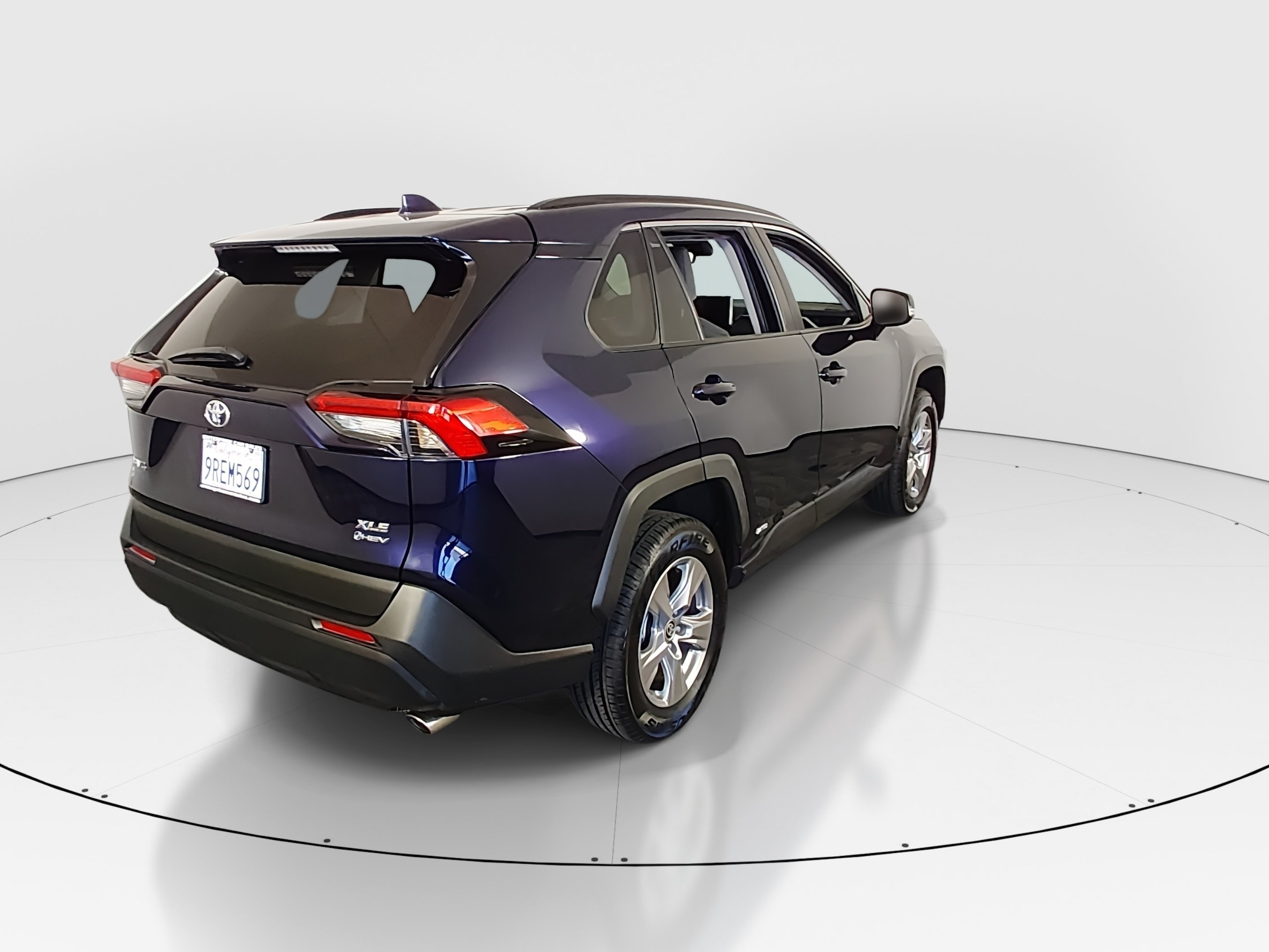 2025 Toyota RAV4 XLE - Photo 7