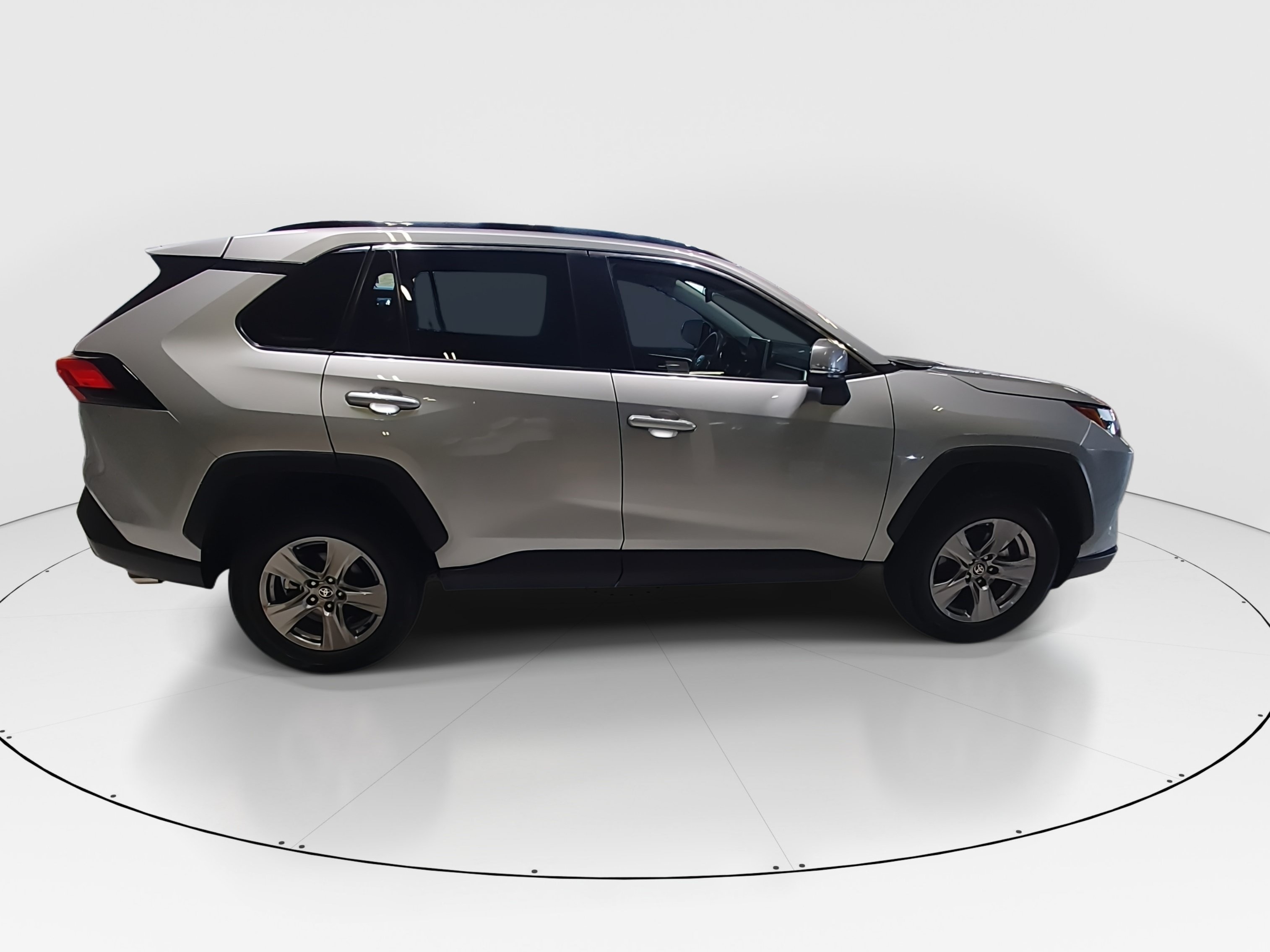 2025 Toyota RAV4 XLE - Photo 8