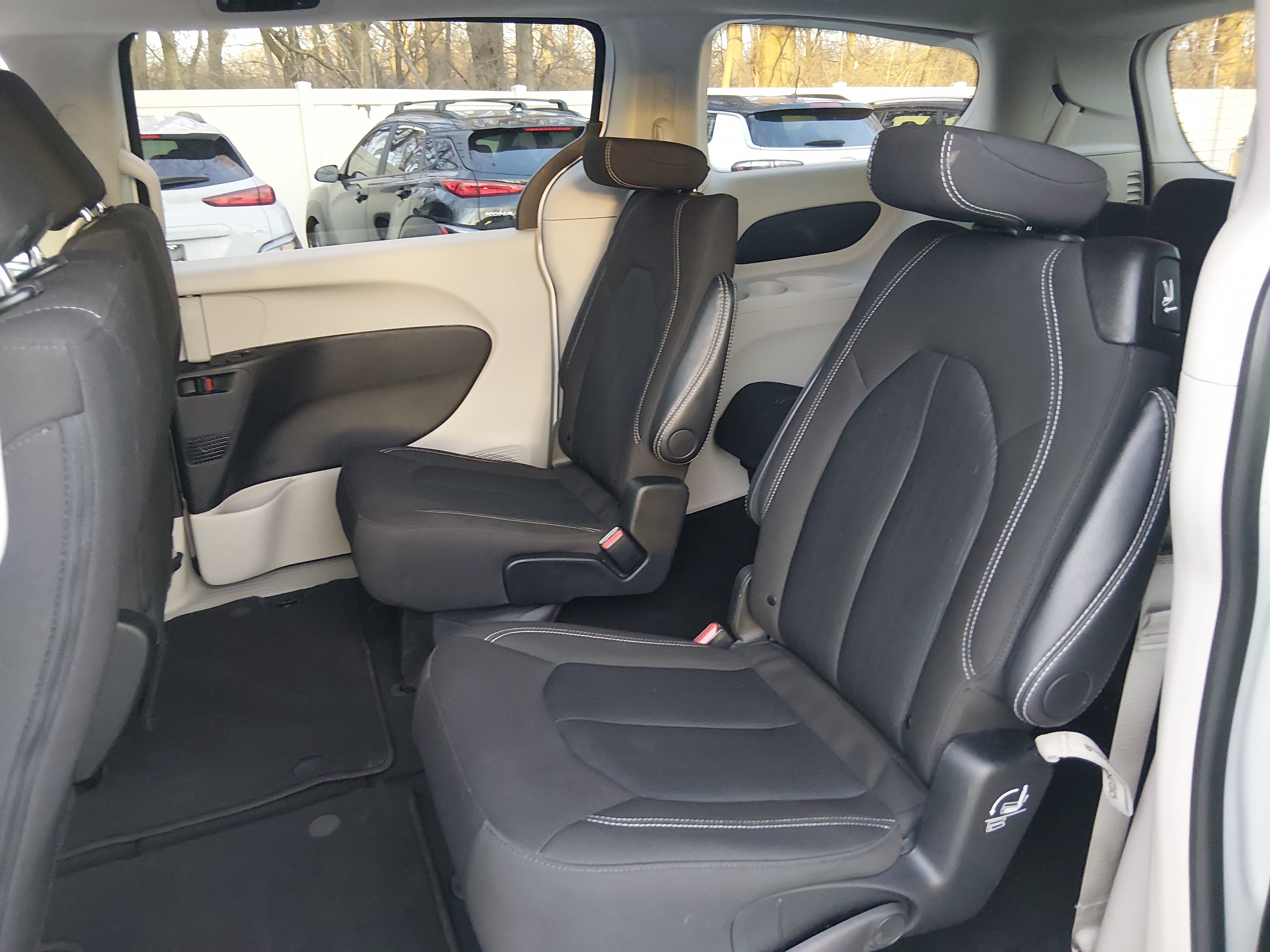 2024 Chrysler Voyager LX - Photo 19
