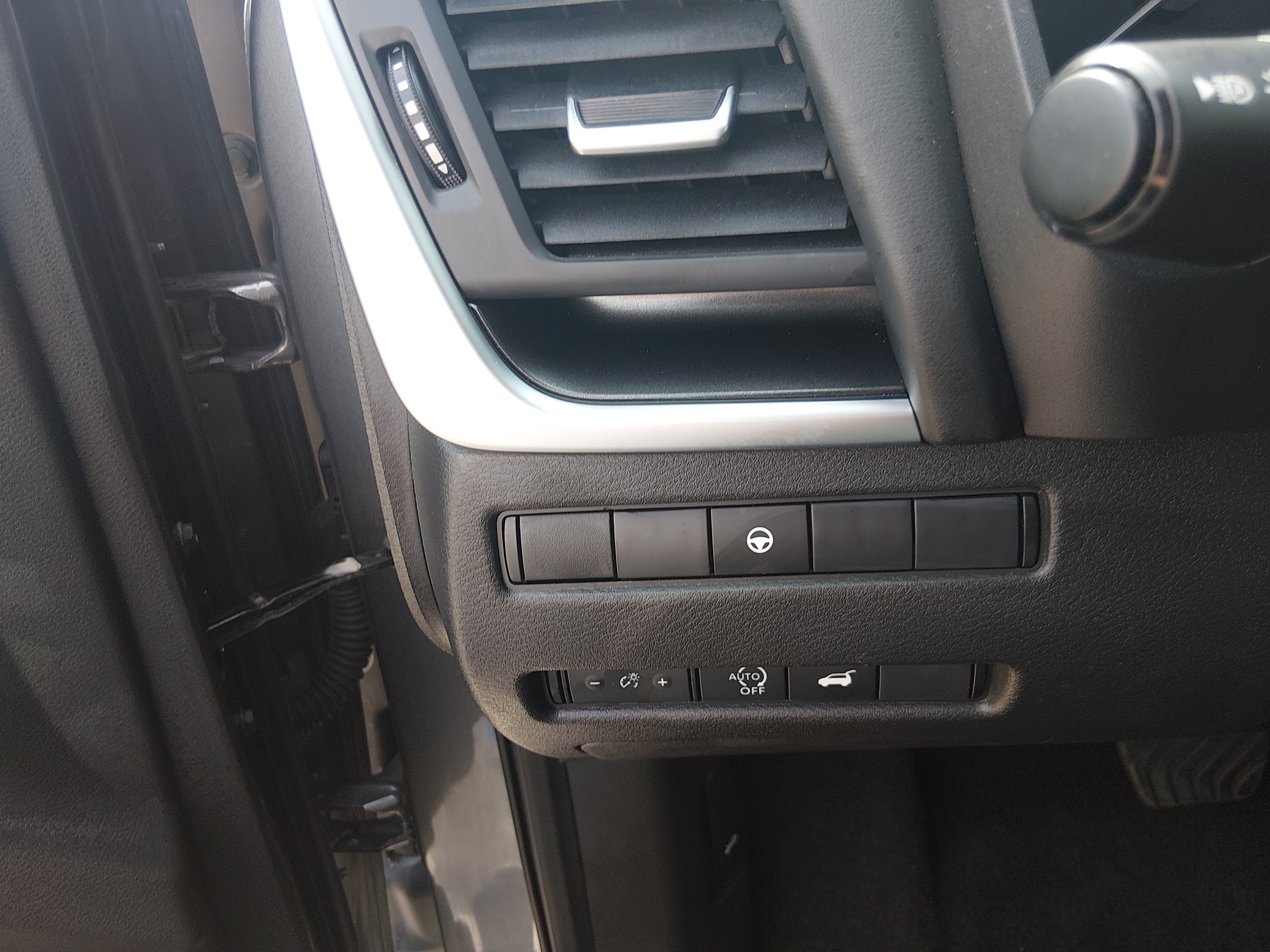 2025 Nissan Rogue SV - Photo 13