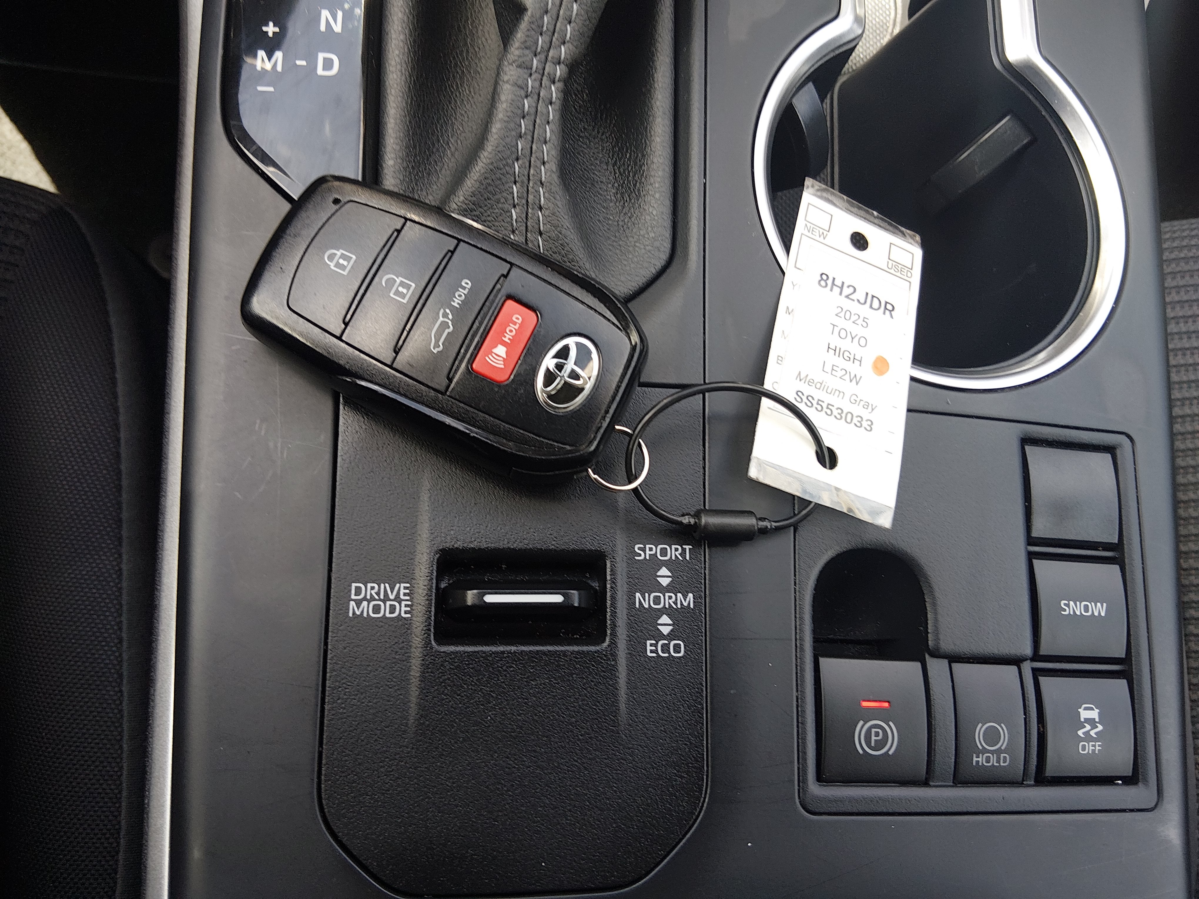 2025 Toyota Highlander LE - Photo 15