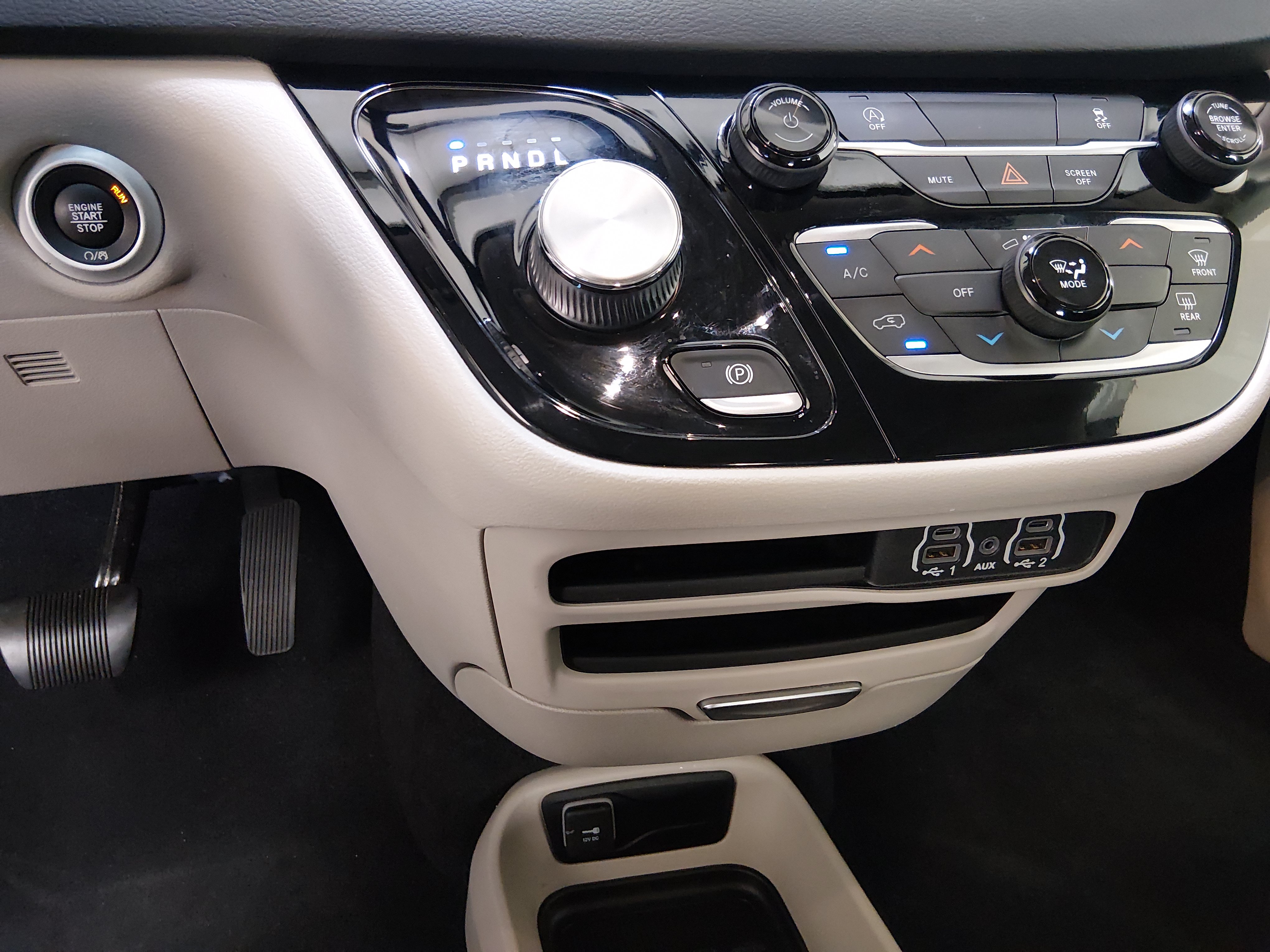 2022 Chrysler Voyager LX - Photo 13