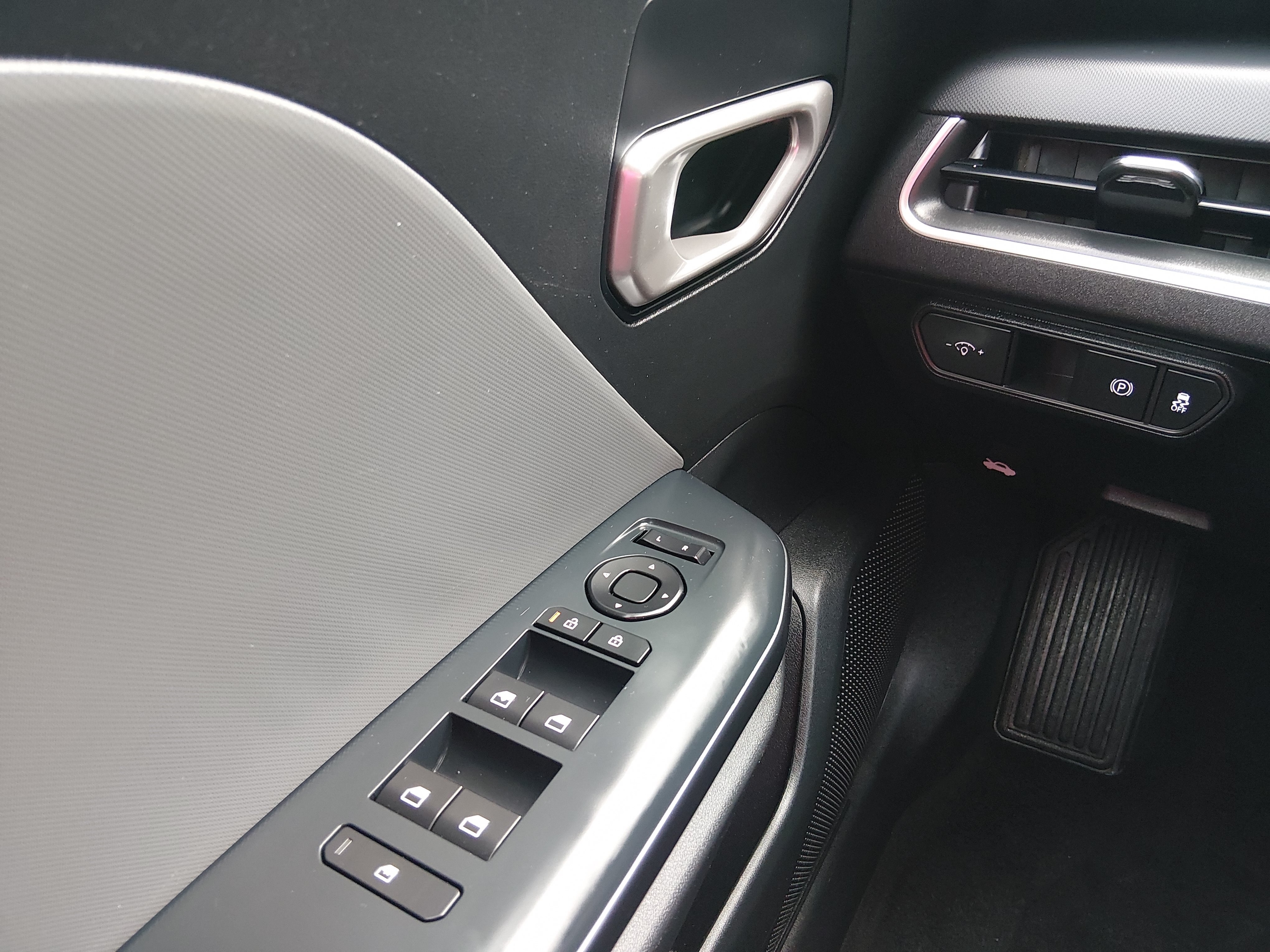 2025 Kia K4 LXS - Photo 13