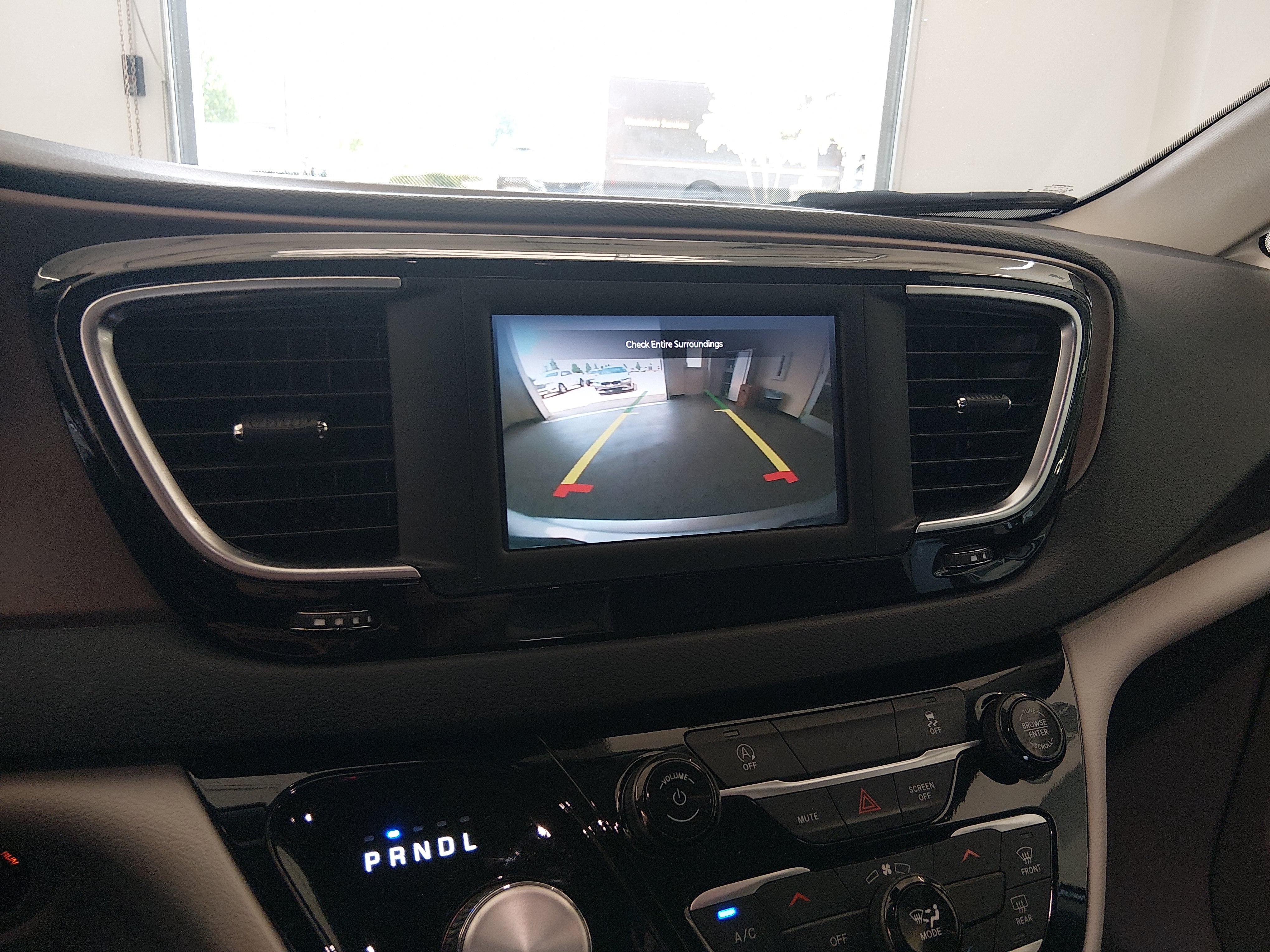 2023 Chrysler Voyager LX - Photo 16