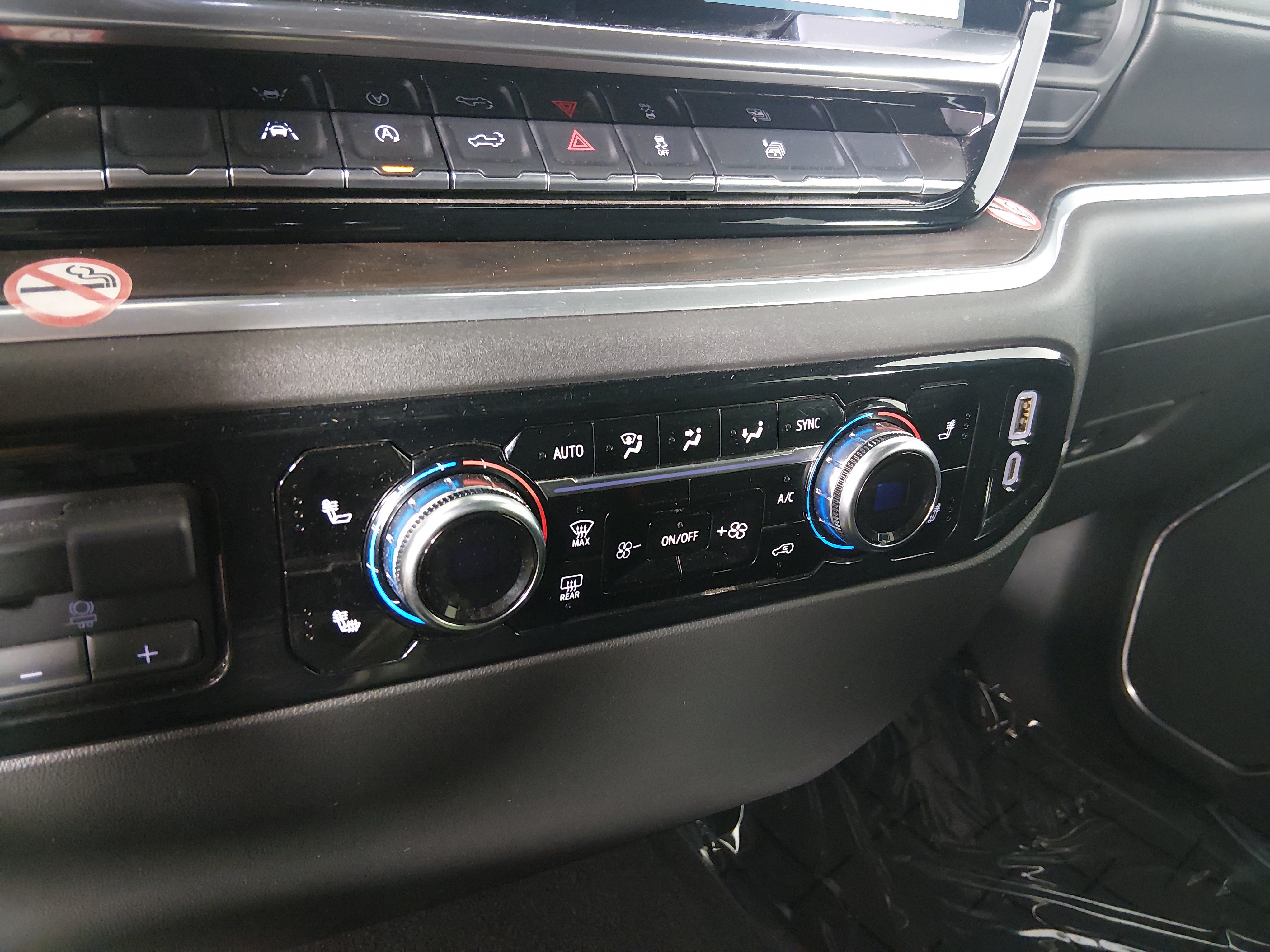 2025 GMC Sierra 1500 SLT - Photo 17