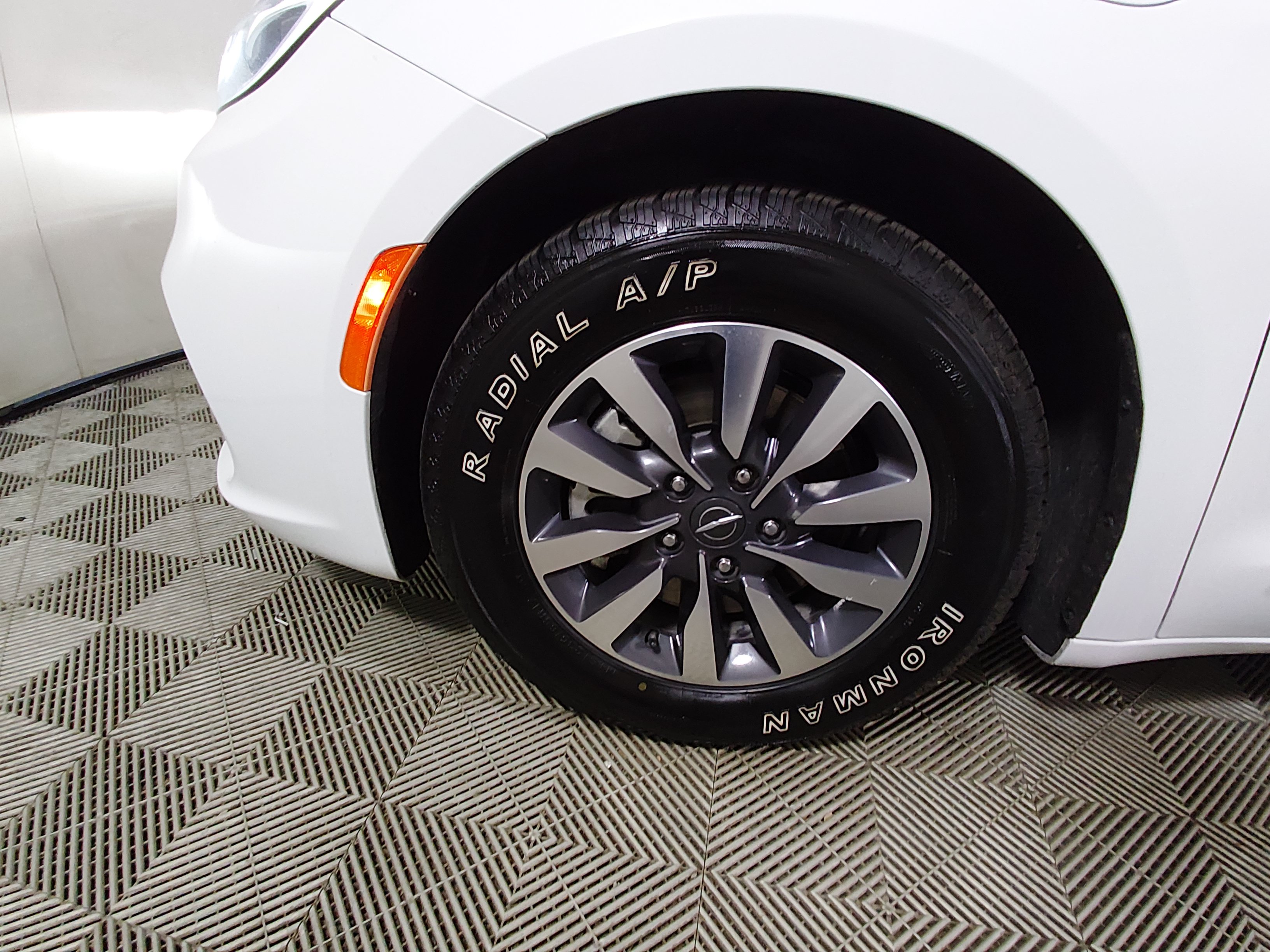 2023 Chrysler Pacifica Hybrid Limited - Photo 10