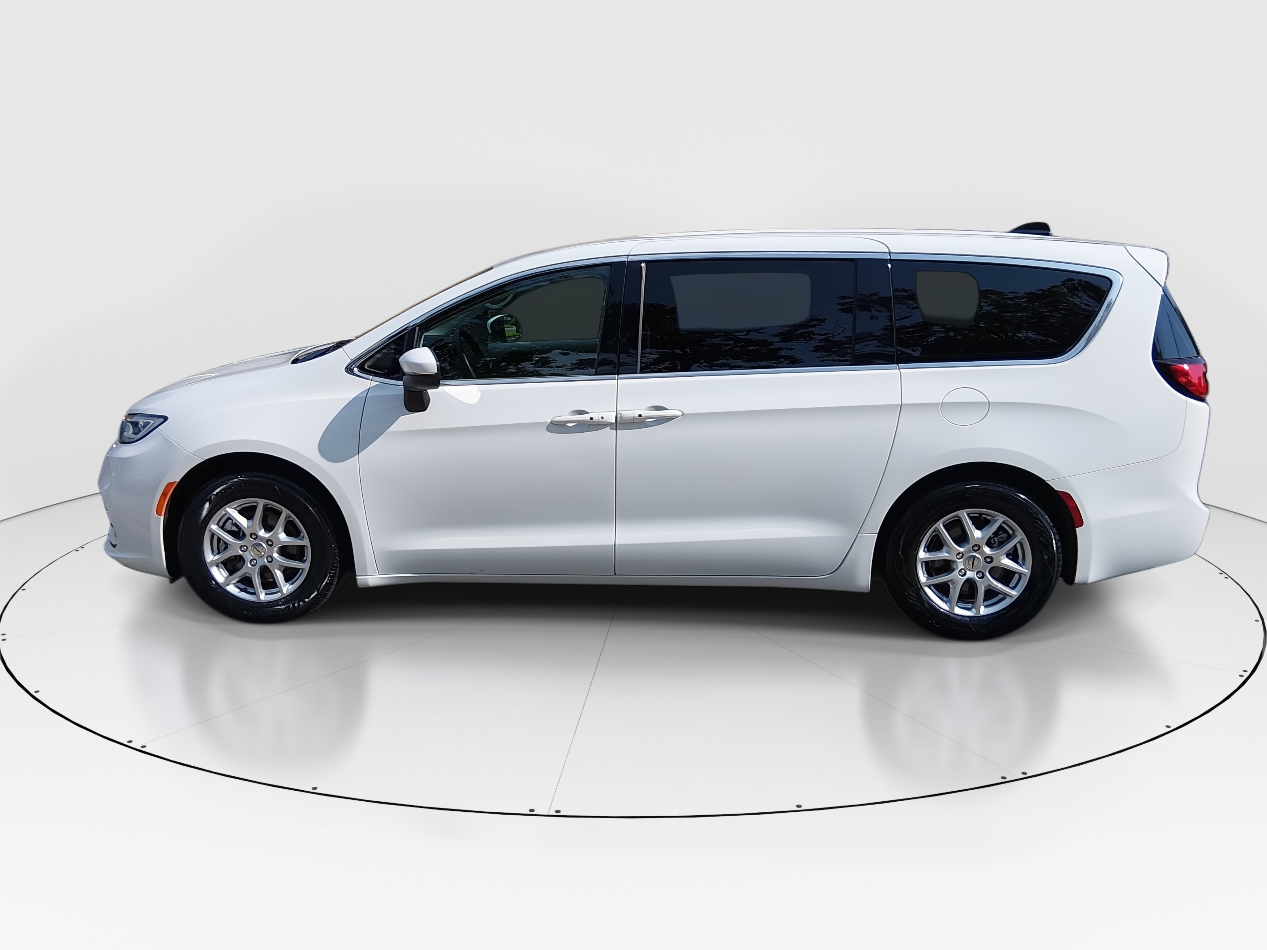 2023 Chrysler Pacifica Touring L - Photo 4