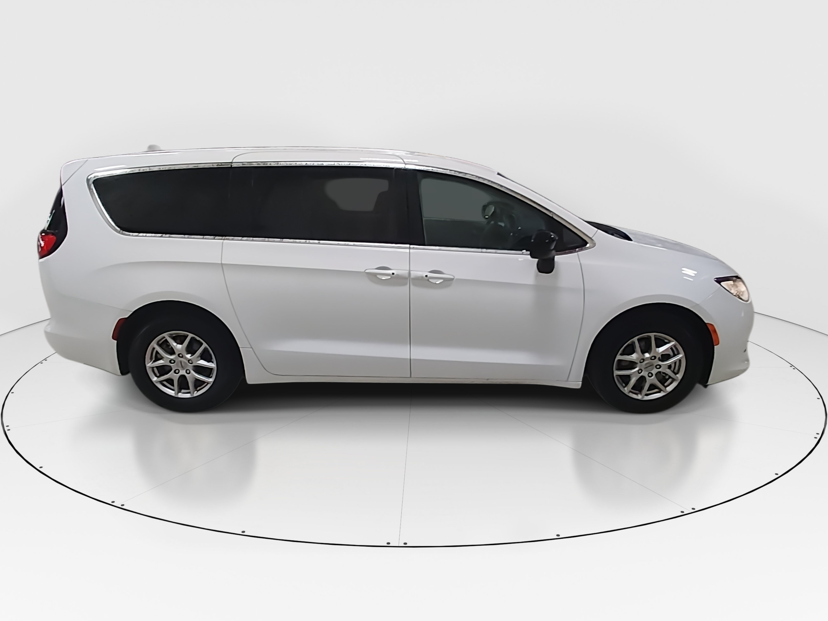 2024 Chrysler Voyager LX - Photo 8