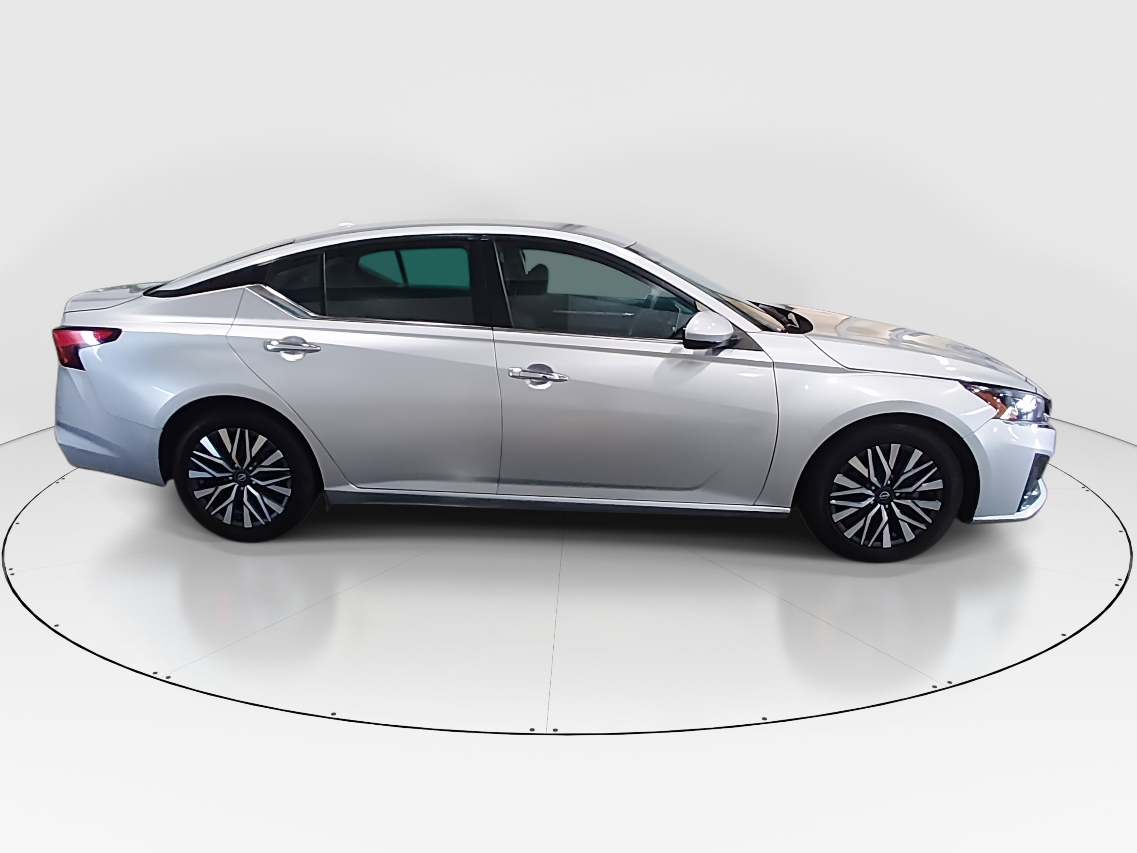 2023 Nissan Altima SV - Photo 8