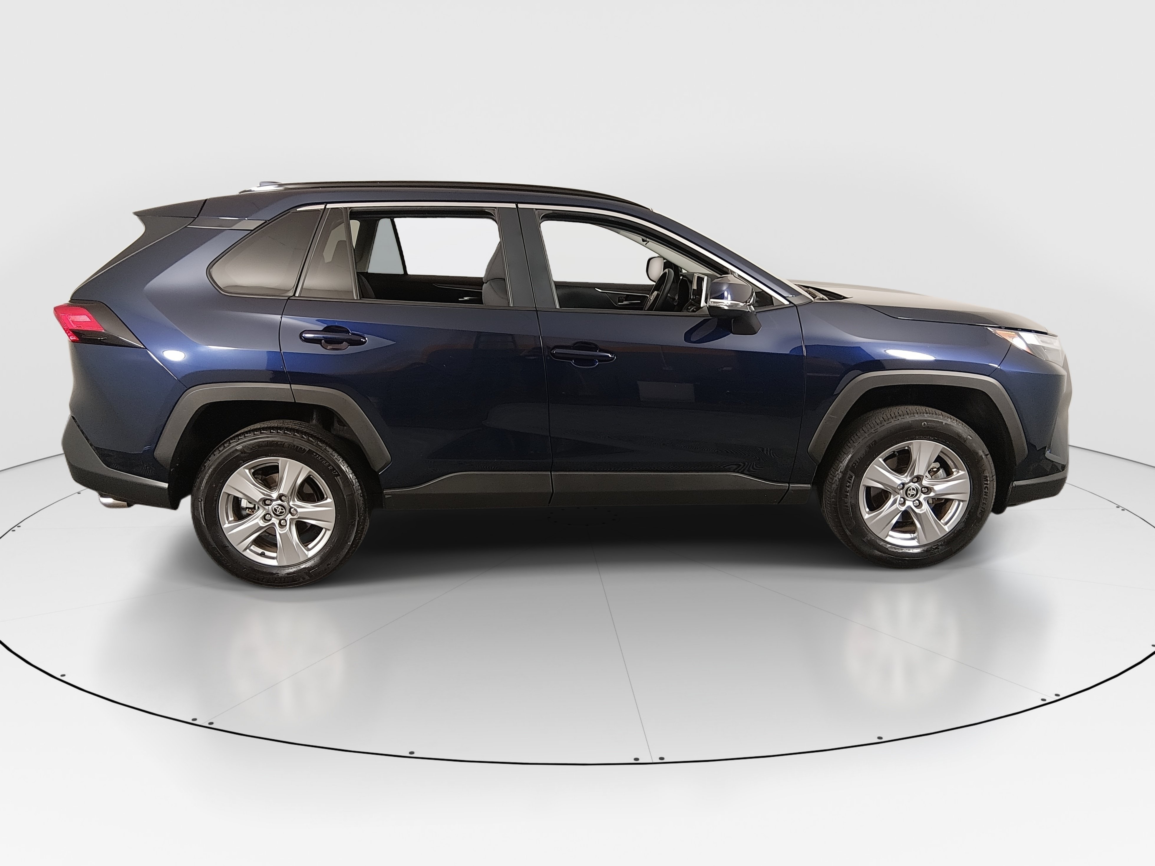 2025 Toyota RAV4 XLE - Photo 8