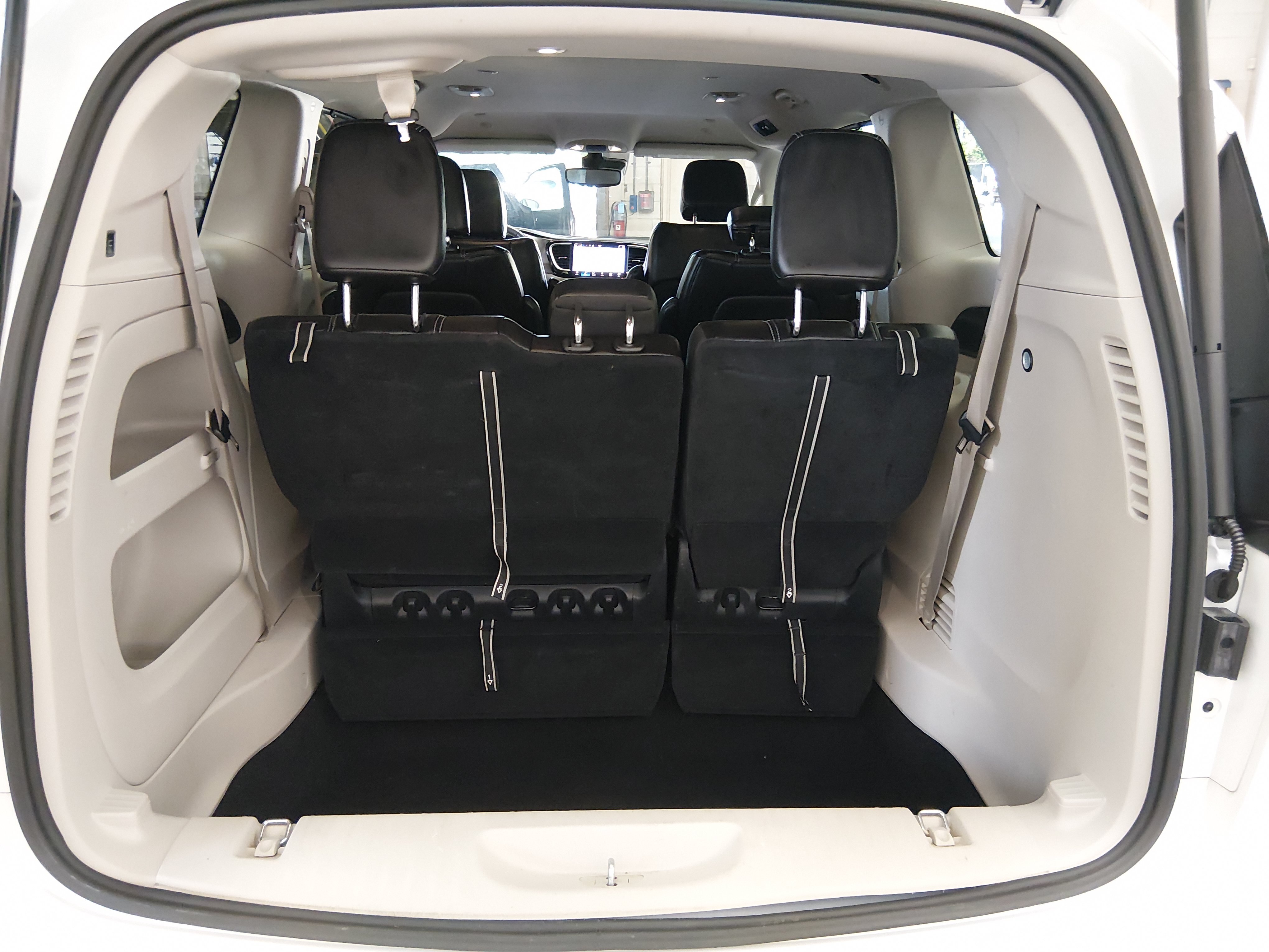 2023 Chrysler Pacifica Touring L - Photo 11