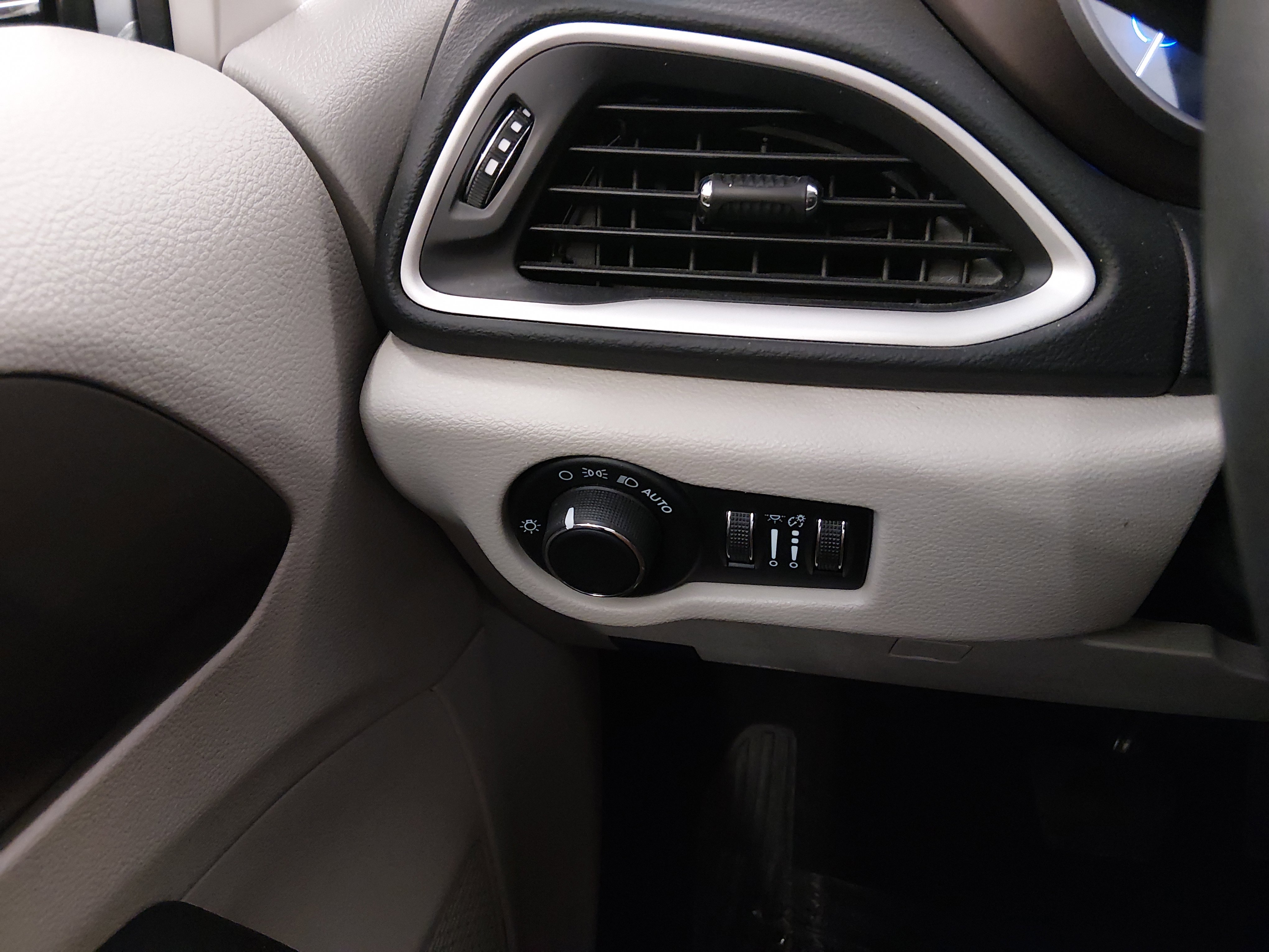 2023 Chrysler Voyager LX - Photo 13