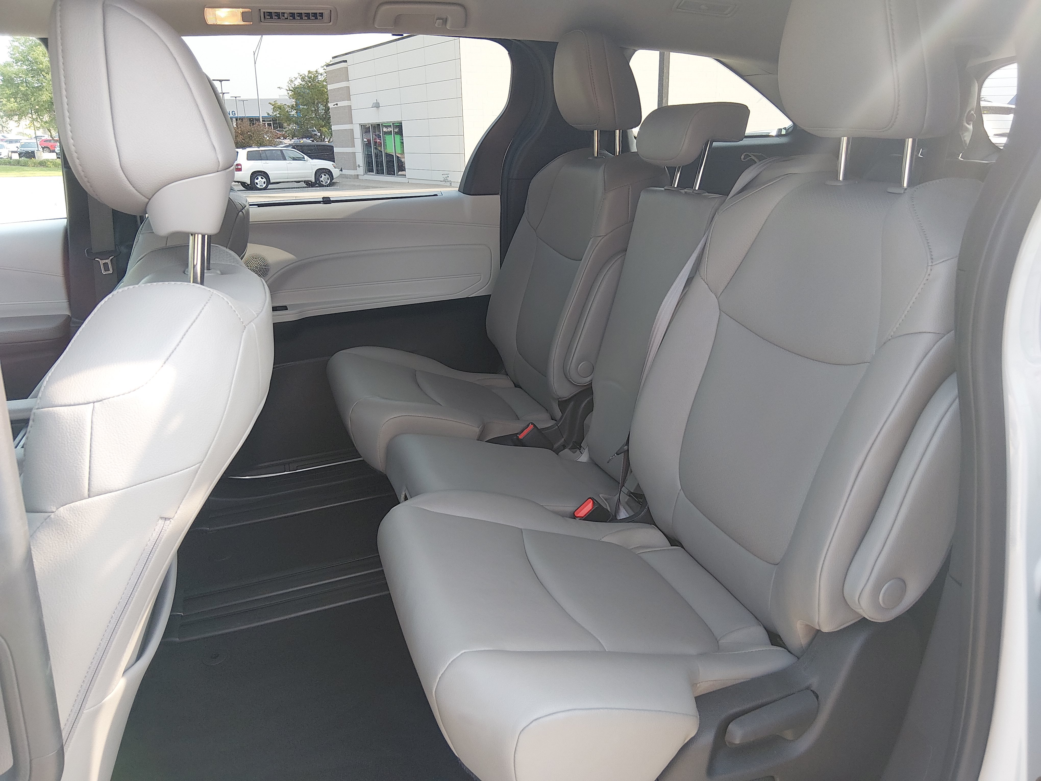 2025 Toyota Sienna XLE - Photo 20