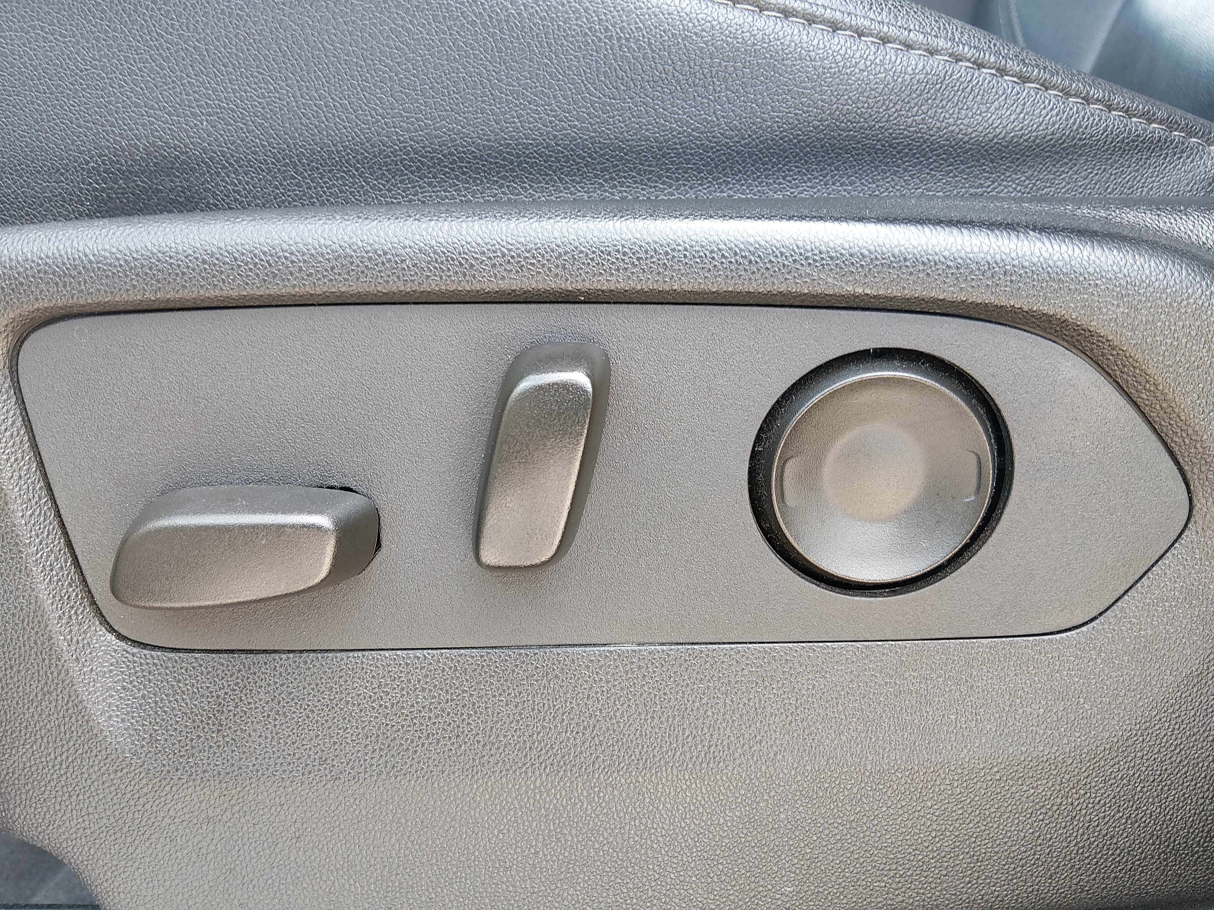 2024 Chevrolet Suburban LT - Photo 21