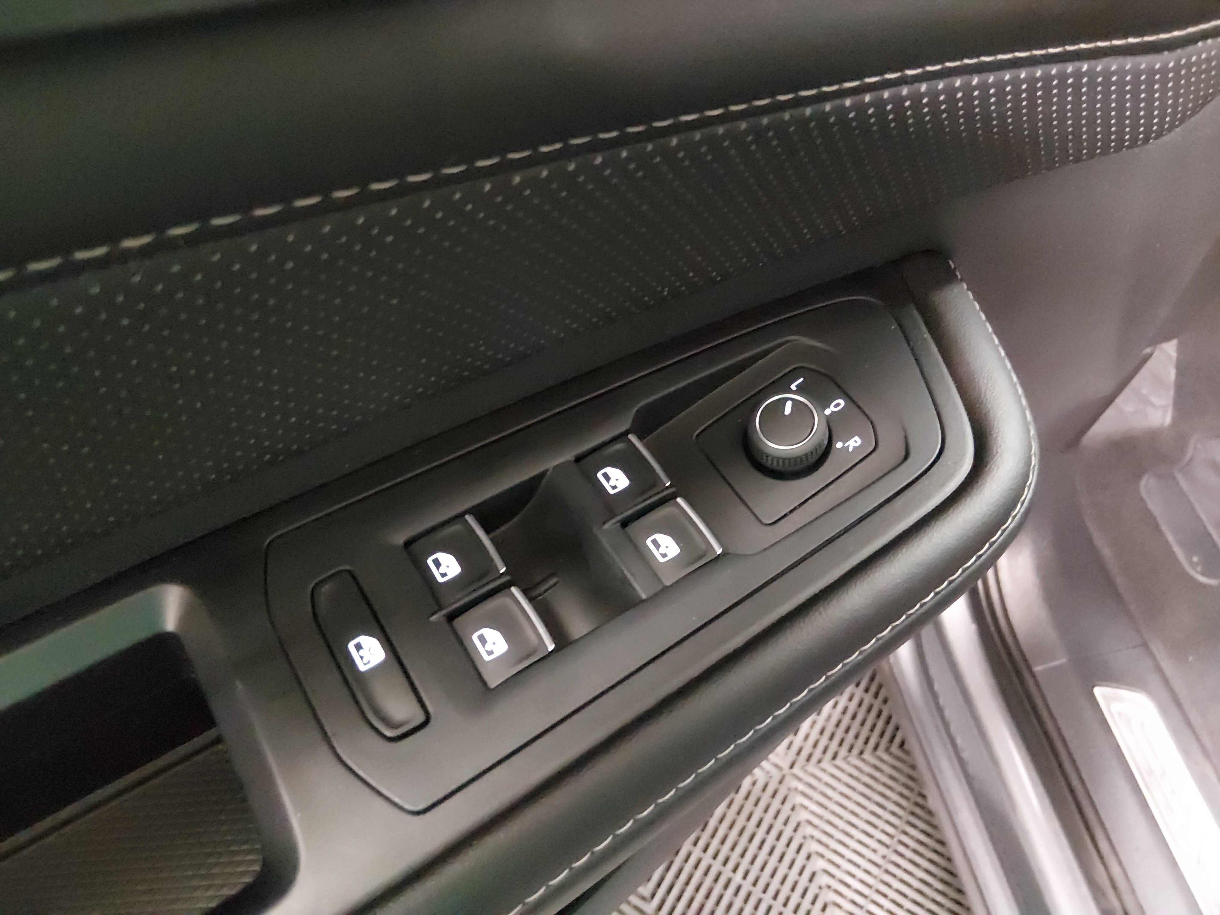 2024 Volkswagen Atlas Cross Sport SE w/Tech - Photo 23