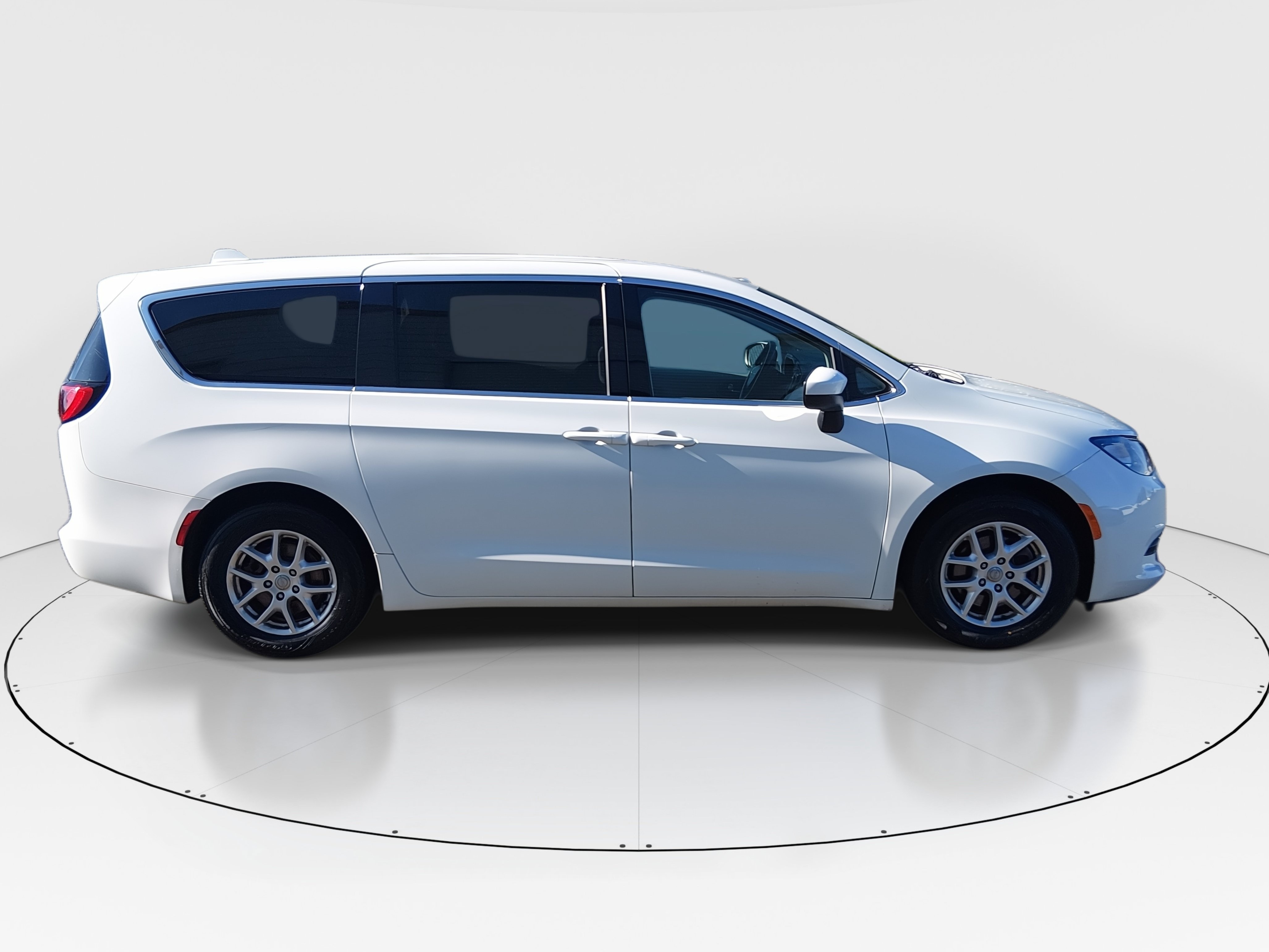 2020 Chrysler Voyager LX - Photo 8
