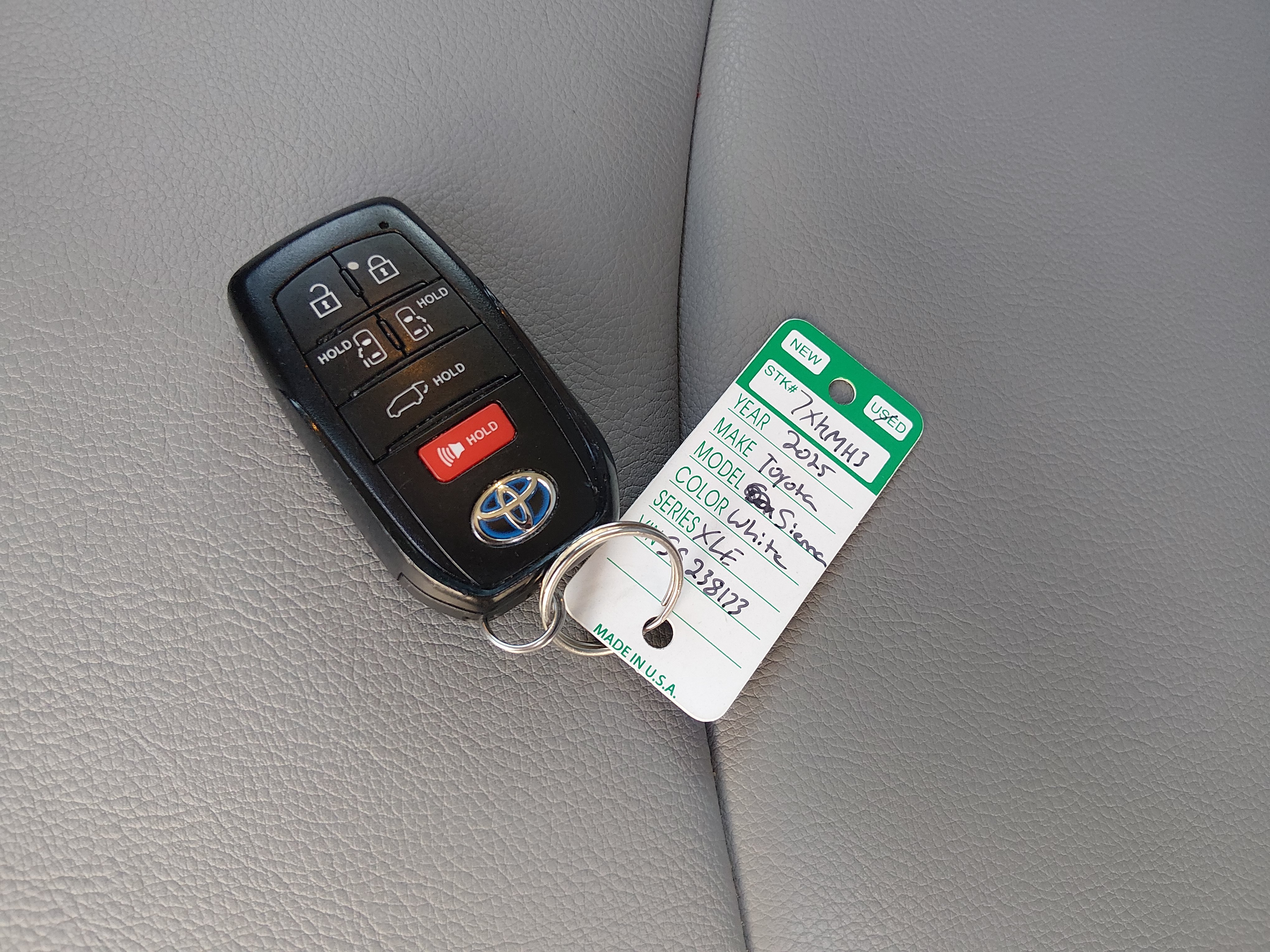 2025 Toyota Sienna XLE - Photo 15