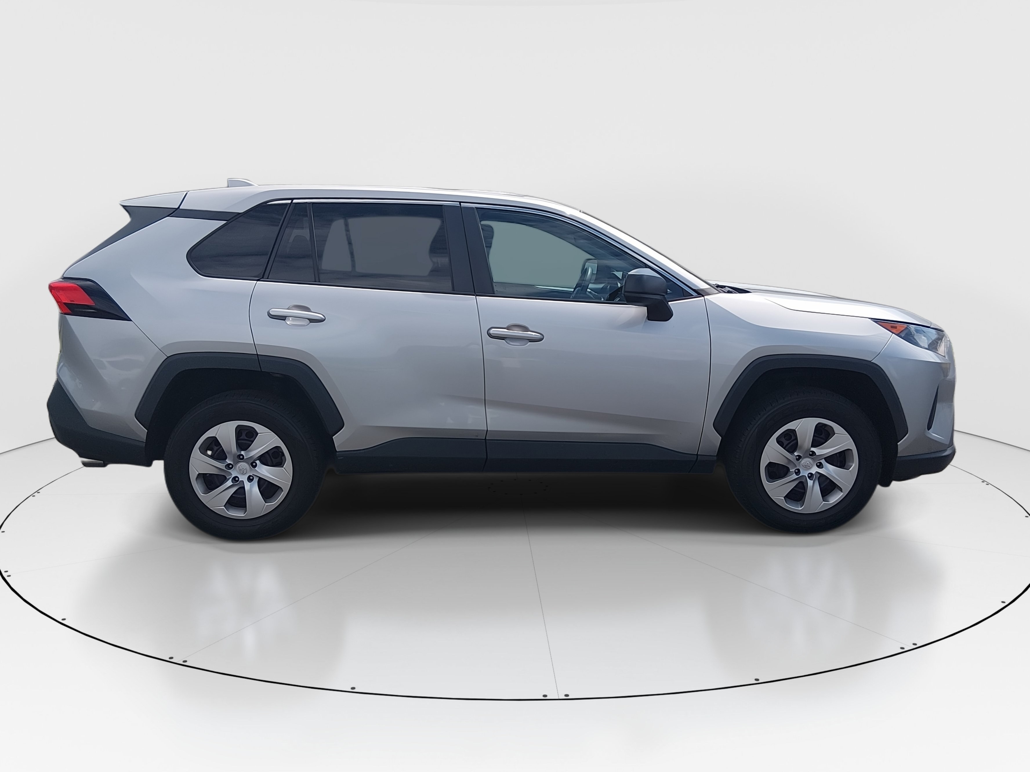 2022 Toyota RAV4 LE - Photo 8