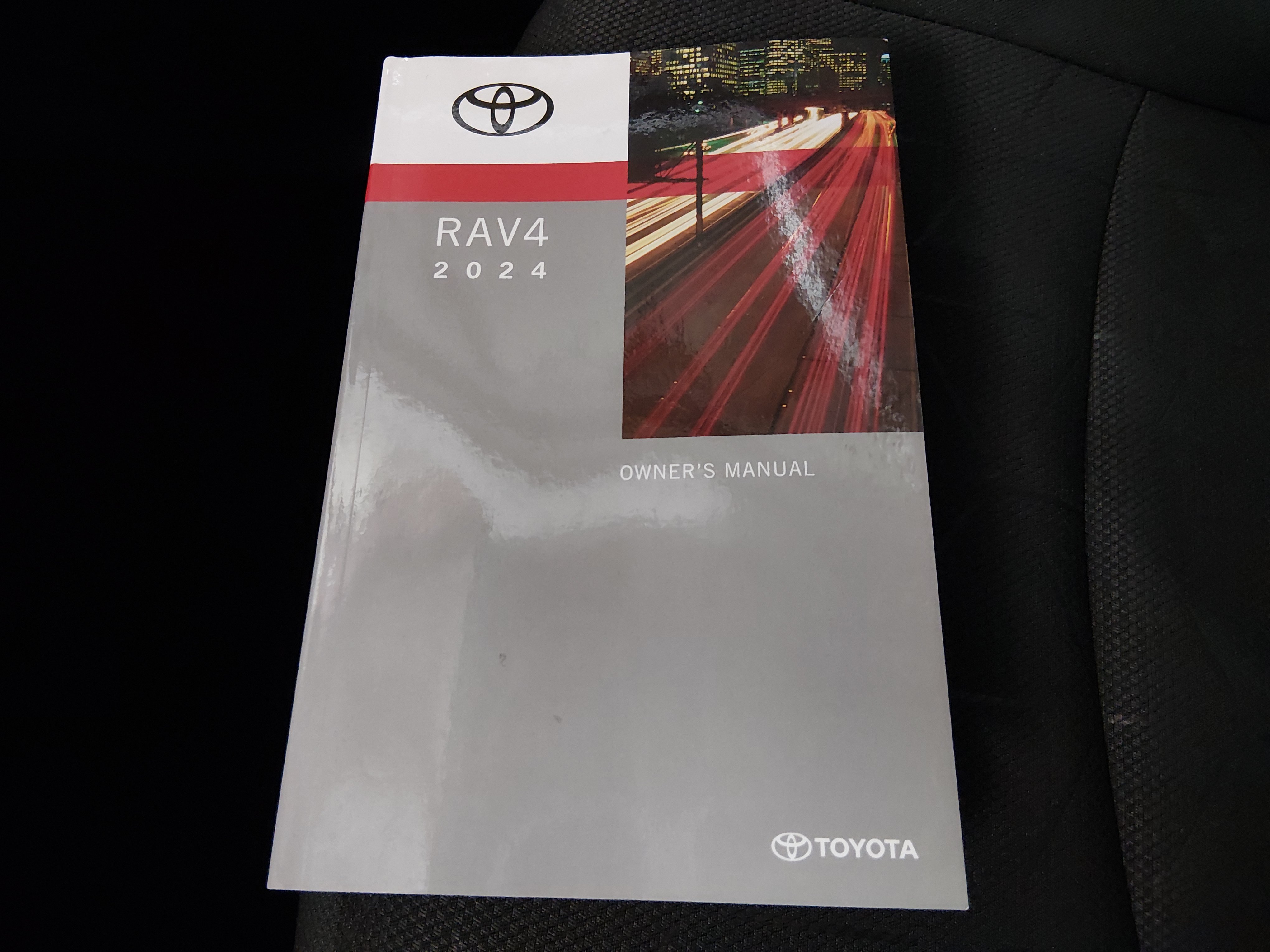 2024 Toyota RAV4 XLE - Photo 18