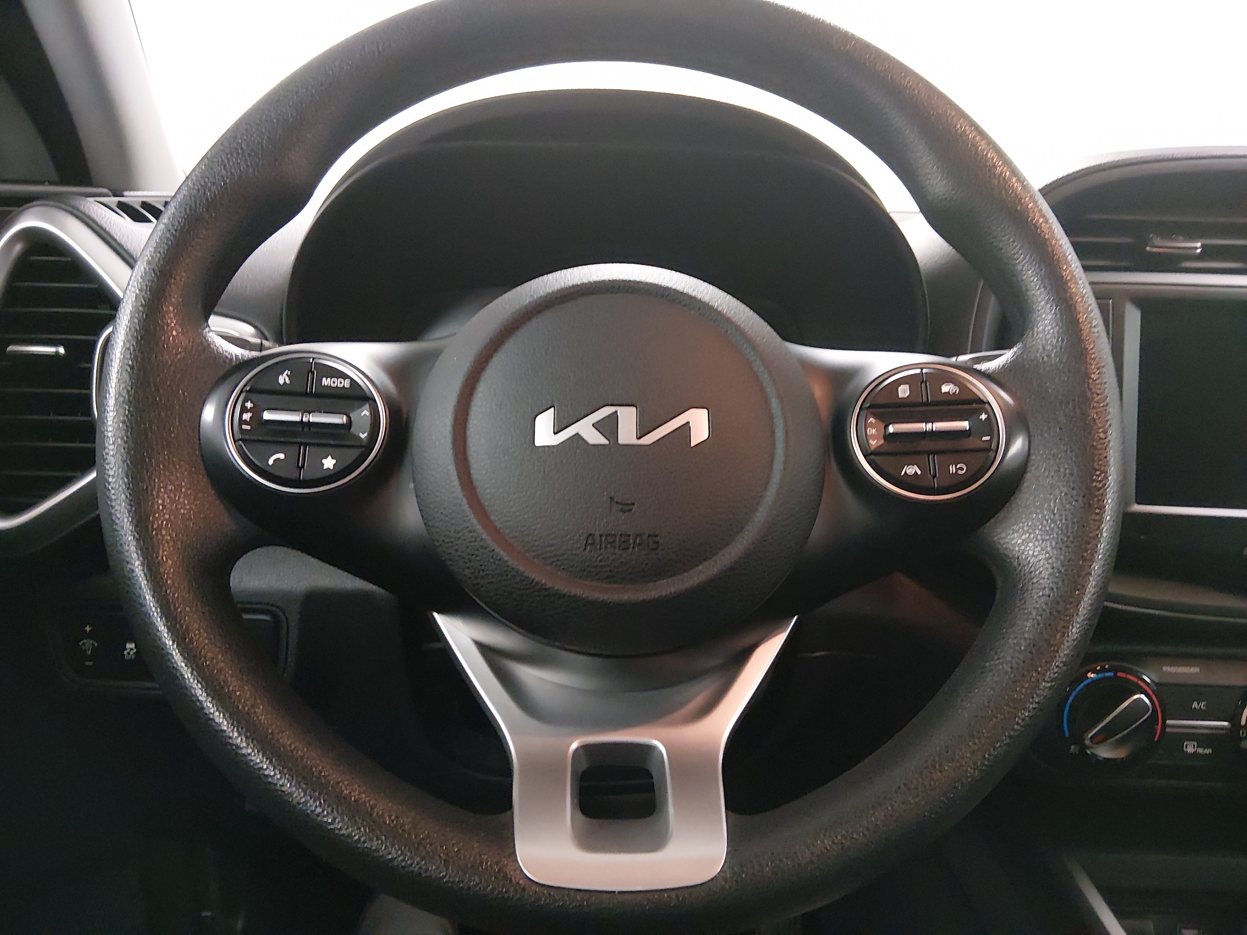 2024 Kia Soul LX - Photo 12