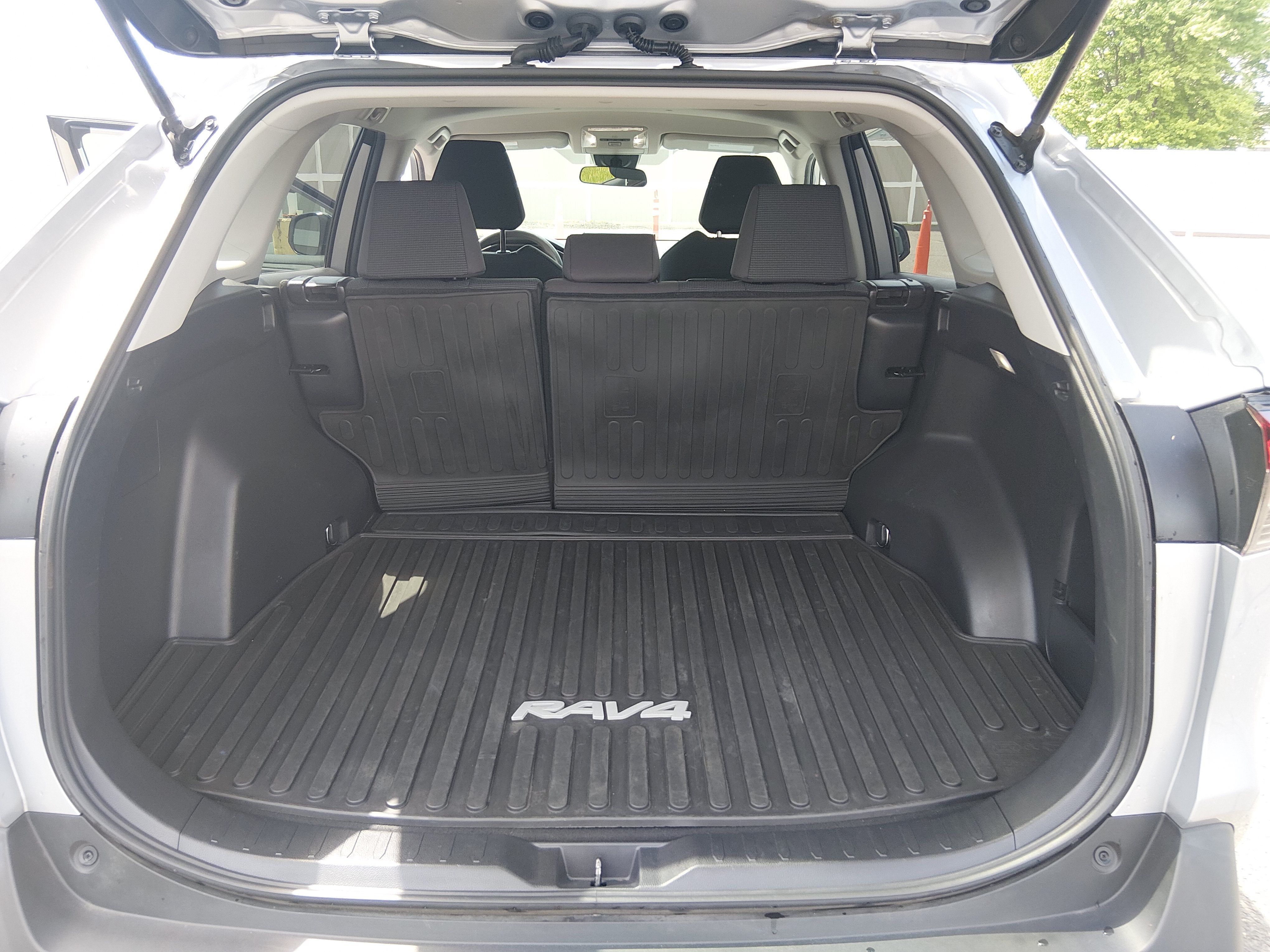 2022 Toyota RAV4 LE - Photo 11