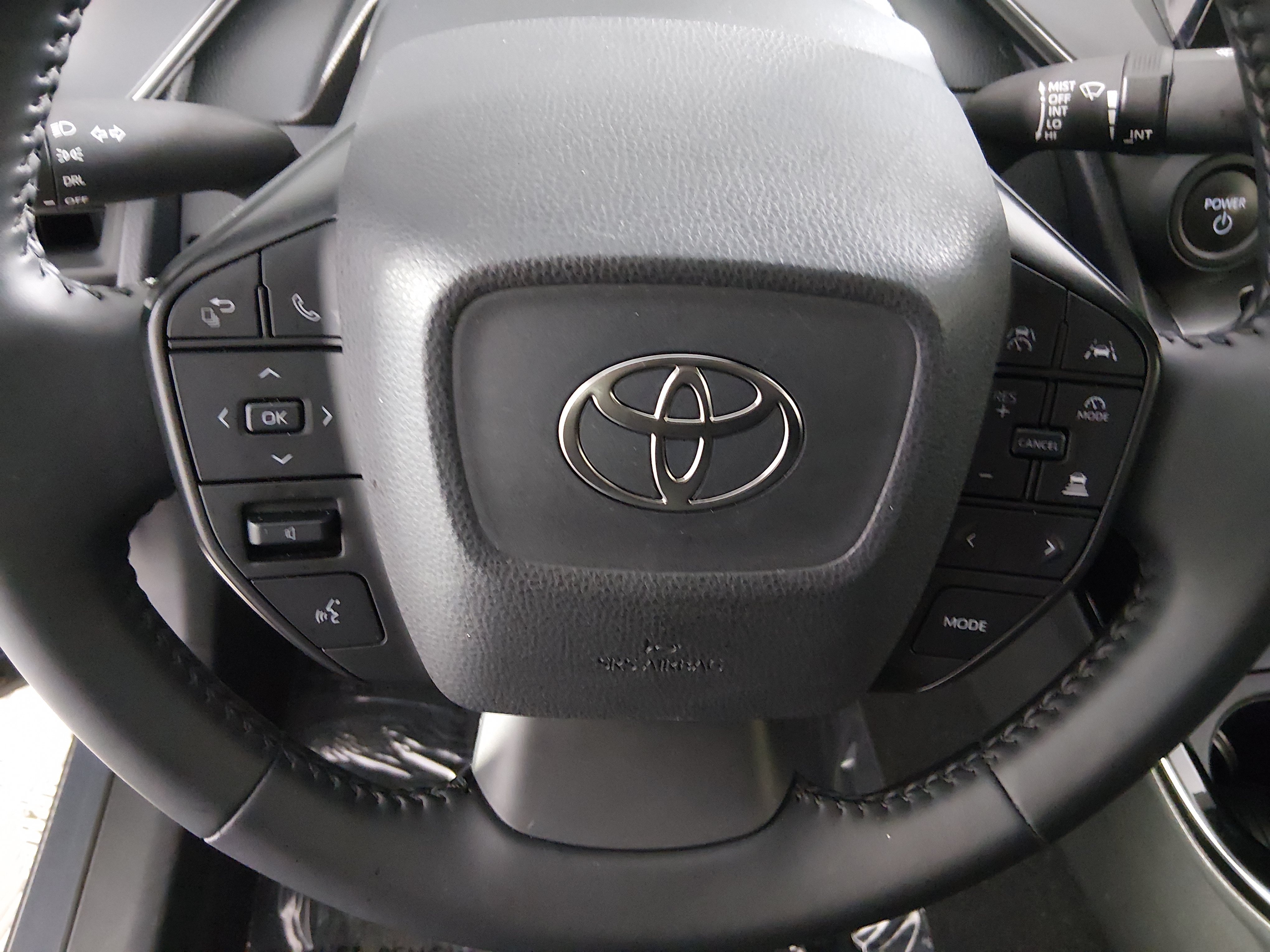 2025 Toyota Prius LE - Photo 12