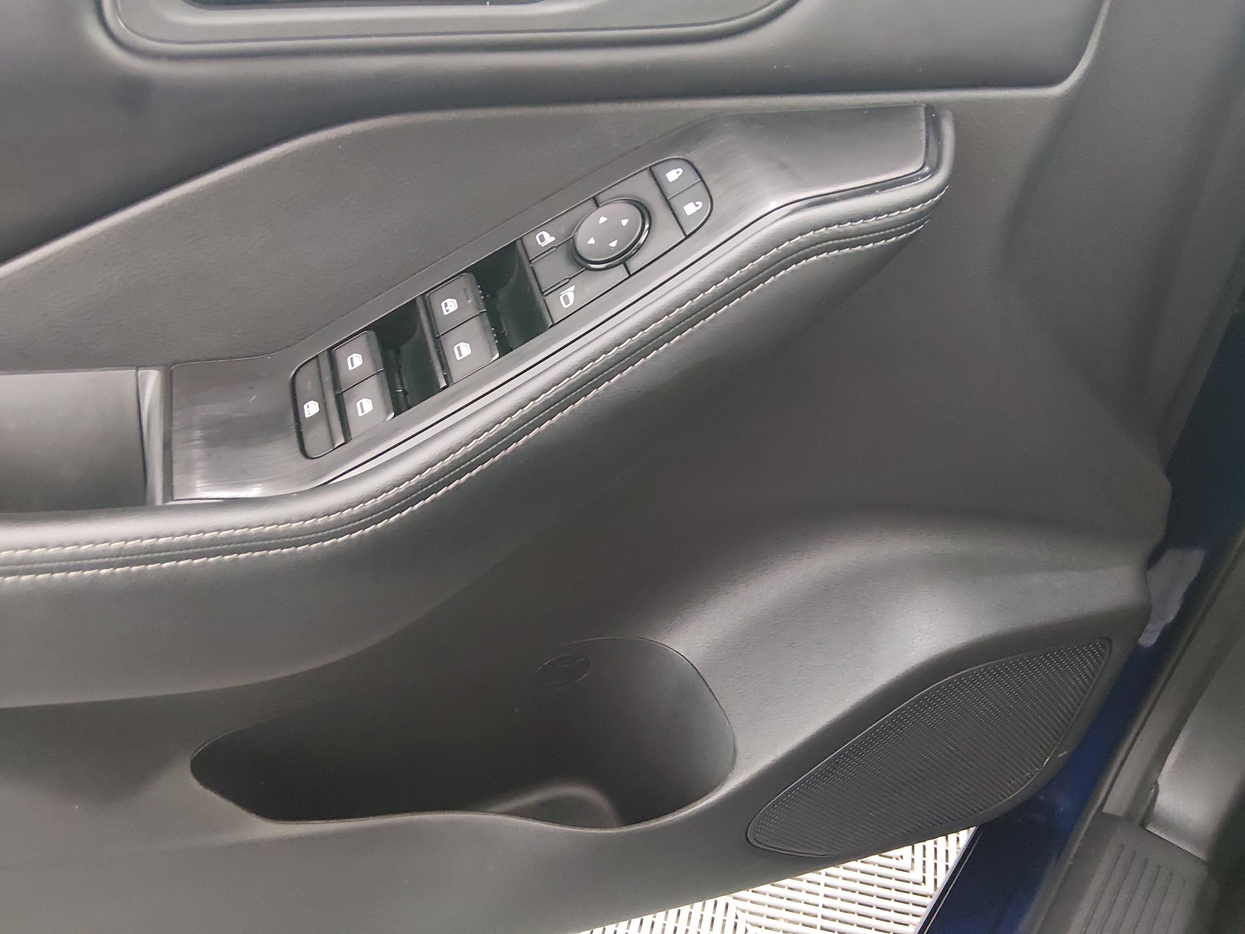2025 Nissan Rogue SV - Photo 18
