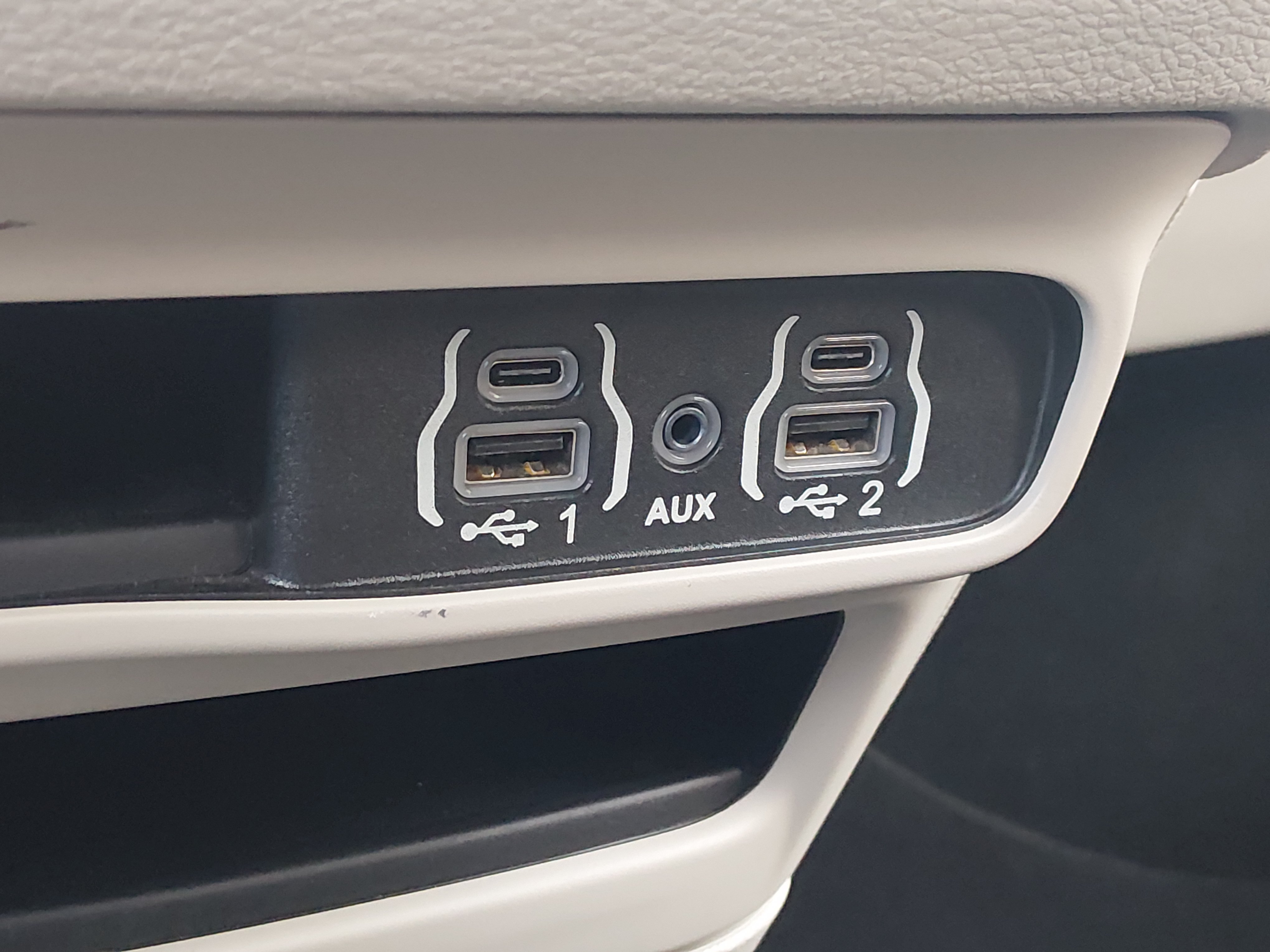 2023 Chrysler Voyager LX - Photo 20