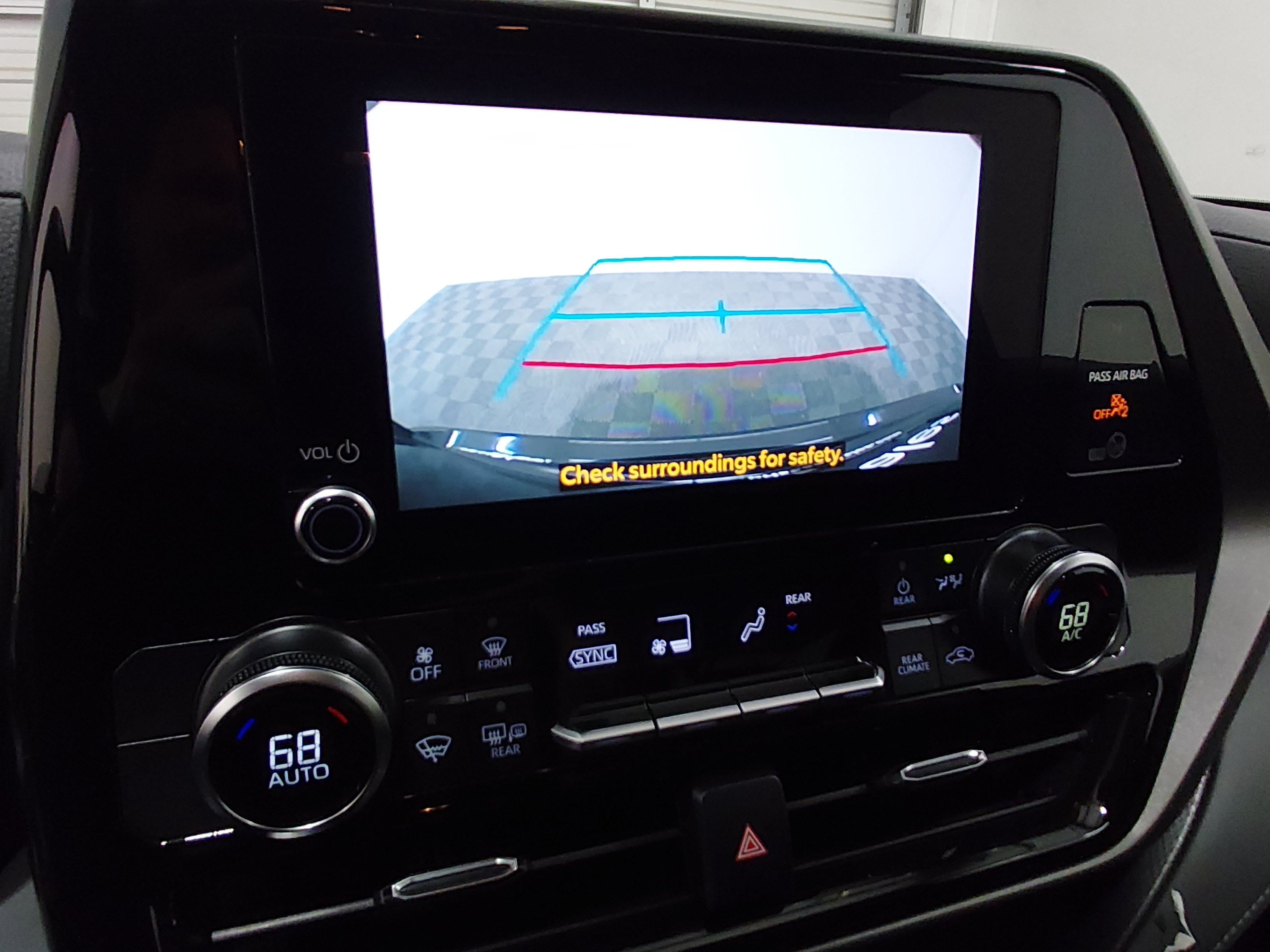 2025 Toyota Highlander LE - Photo 16