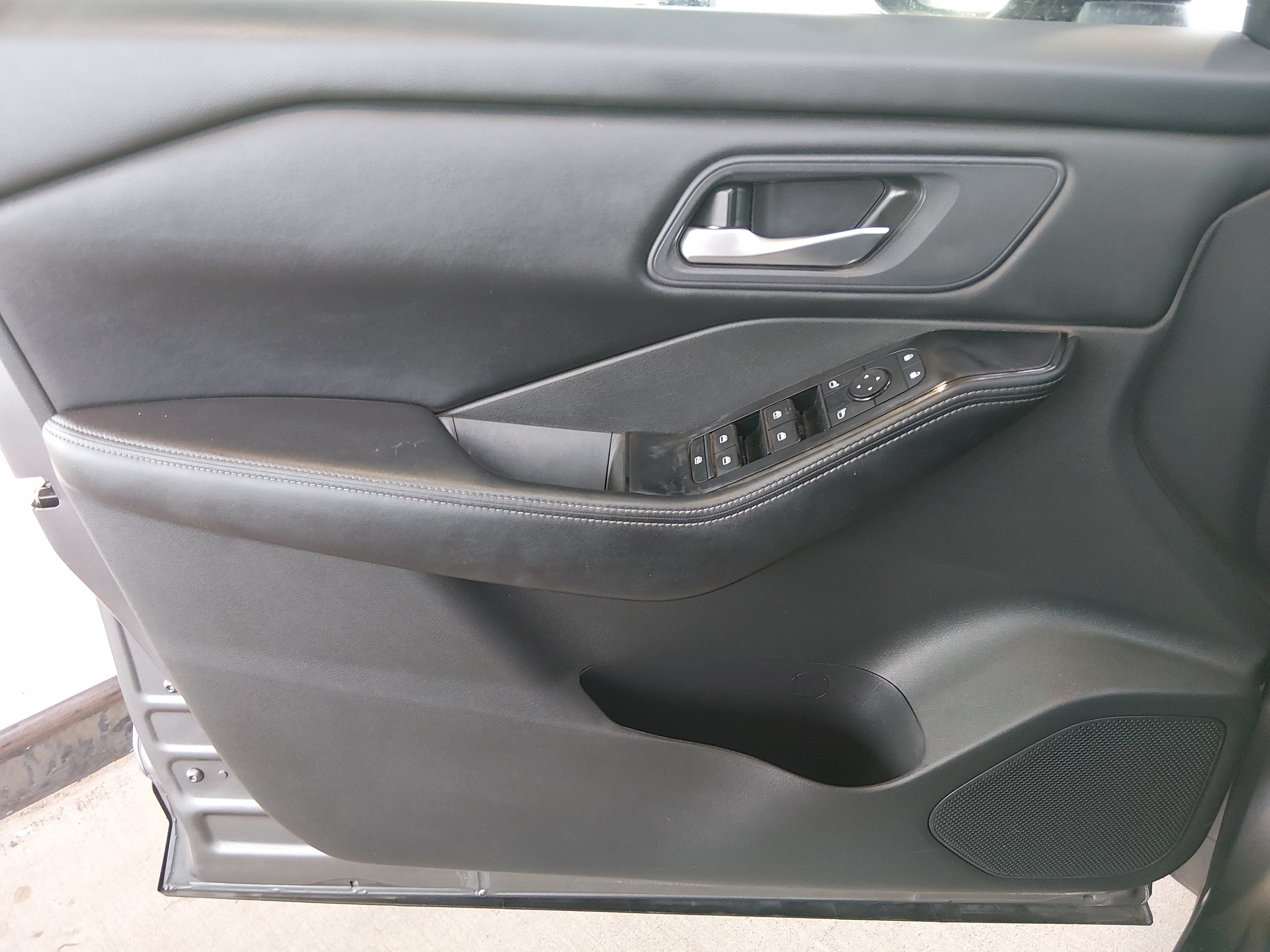 2024 Nissan Rogue SV - Photo 21