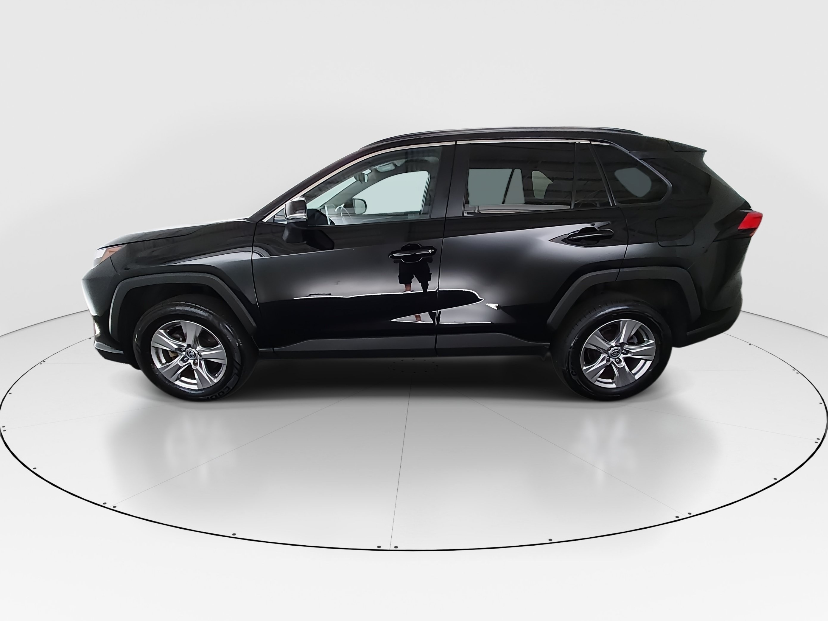 2023 Toyota RAV4 XLE - Photo 4
