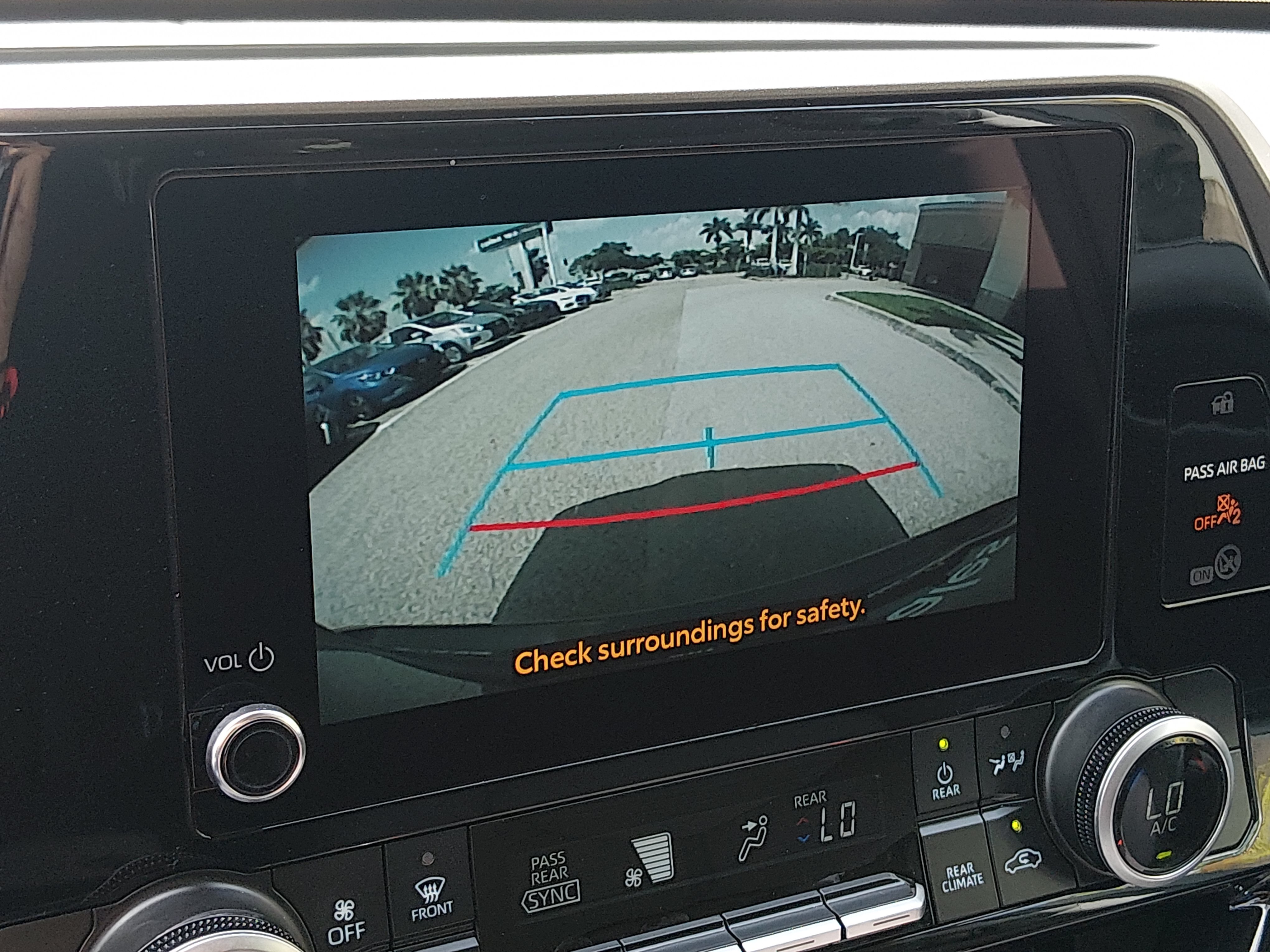 2025 Toyota Highlander LE - Photo 16