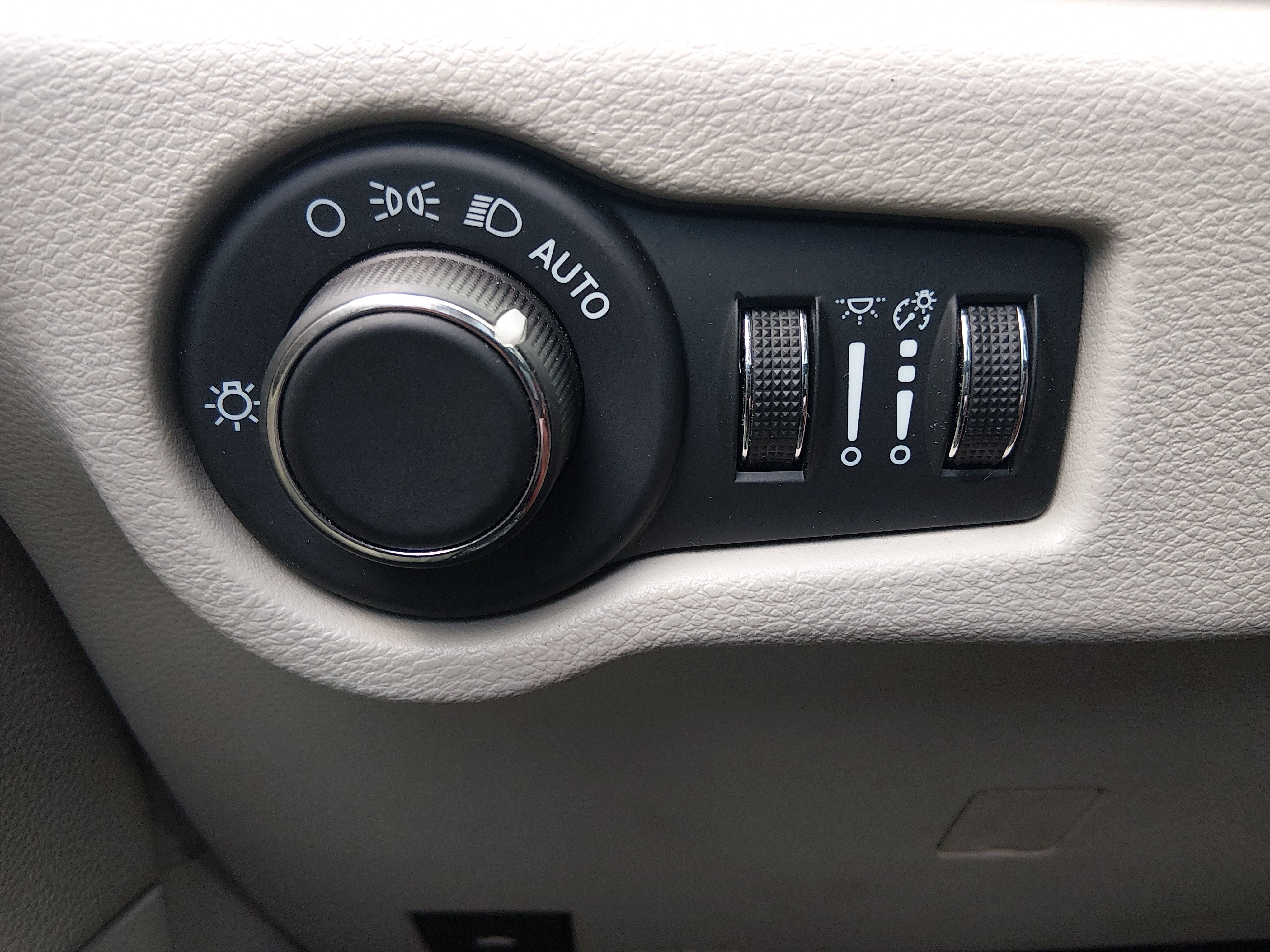 2024 Chrysler Voyager LX - Photo 13