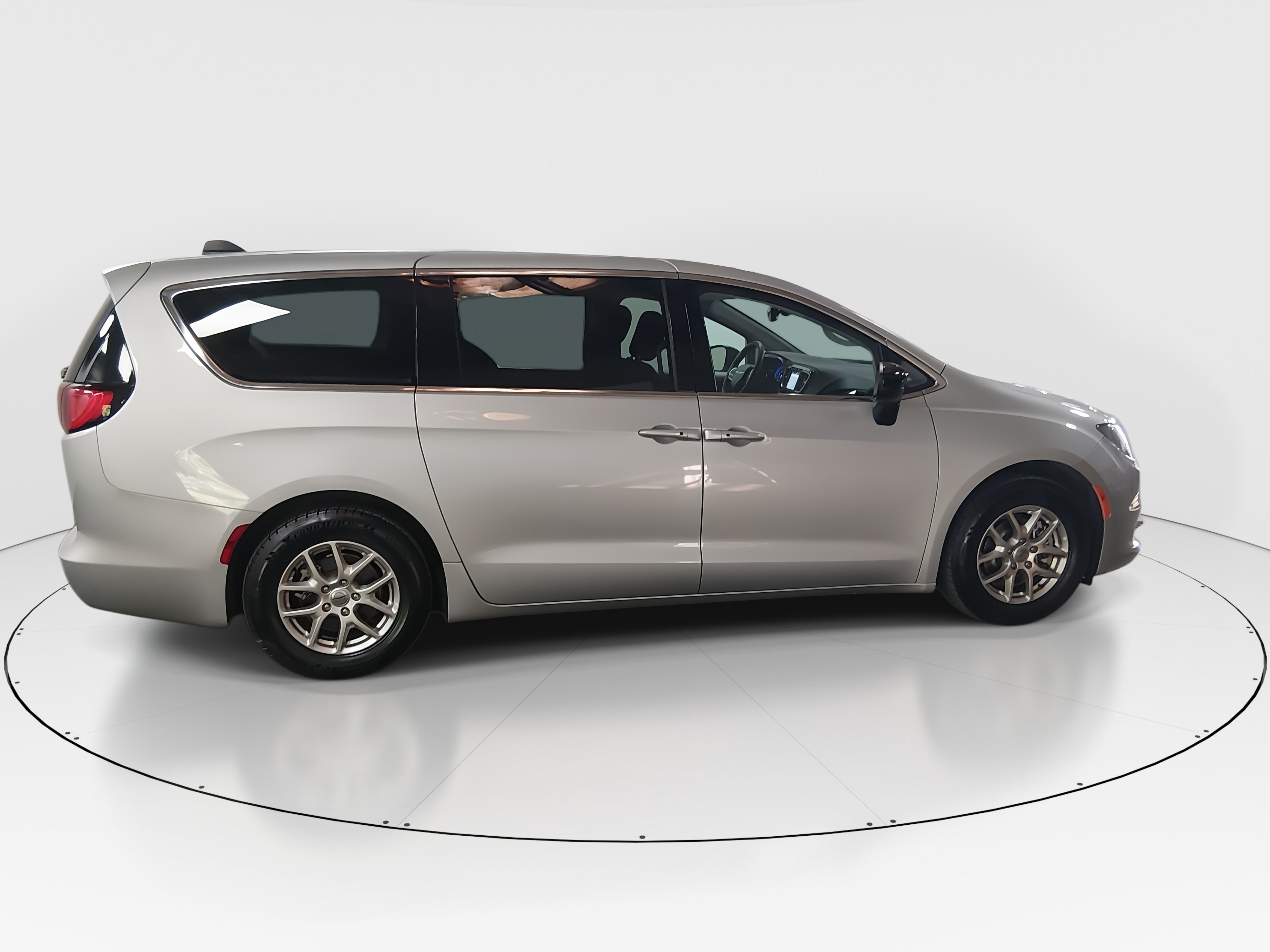 2024 Chrysler Voyager LX - Photo 8