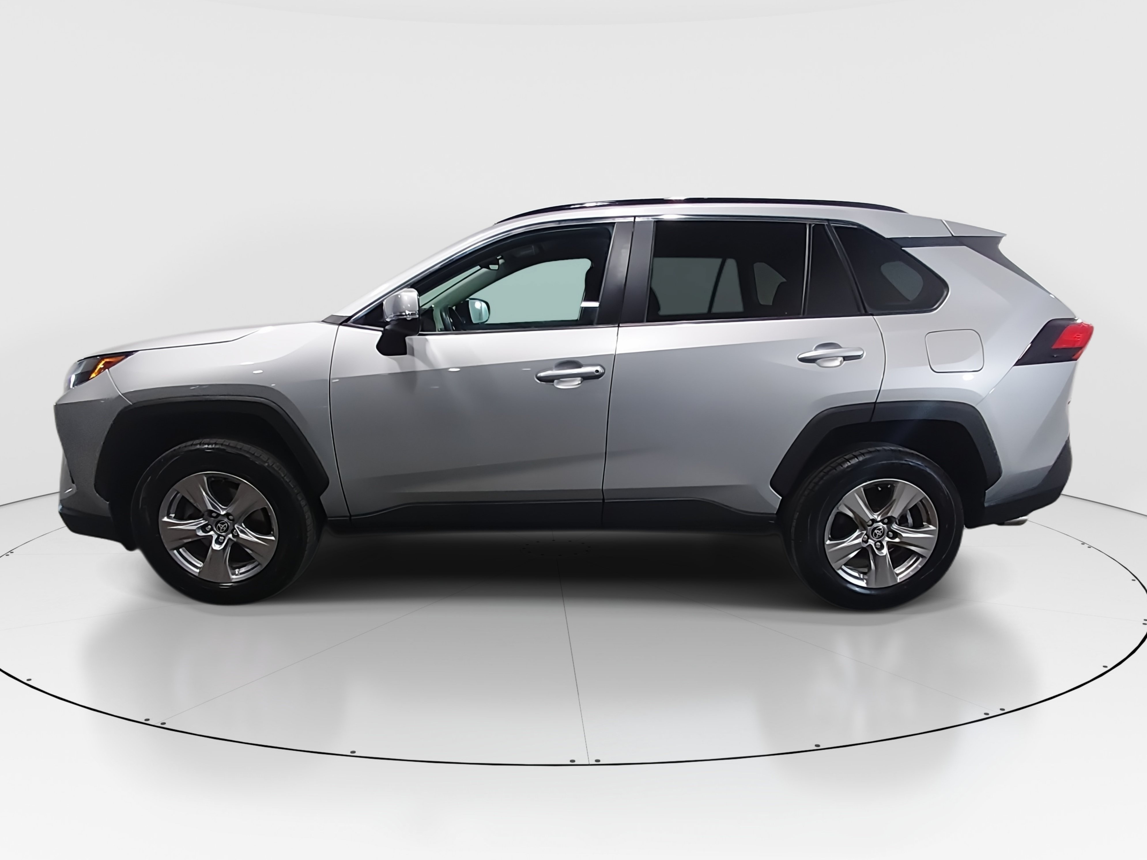 2024 Toyota RAV4 XLE - Photo 8