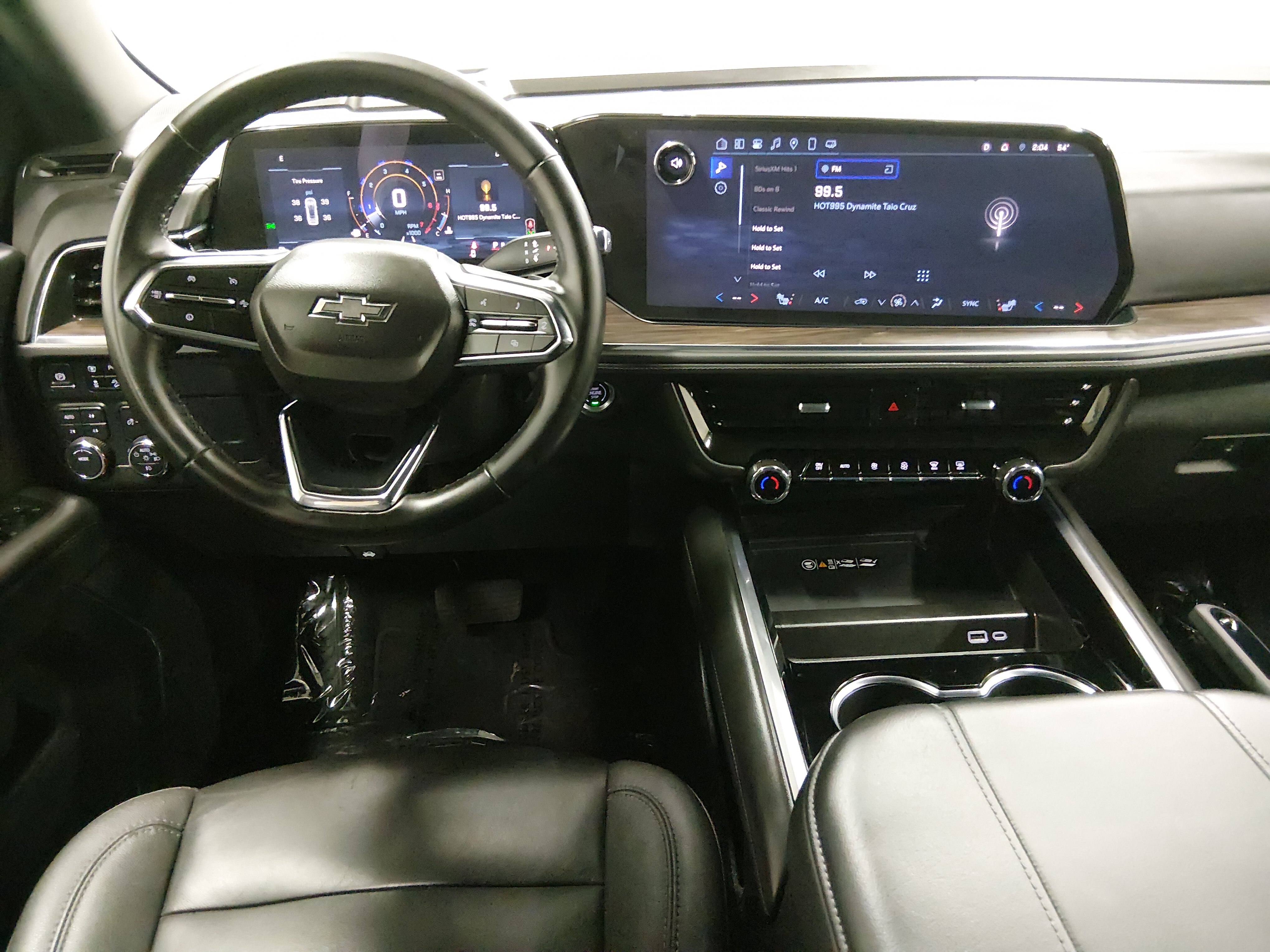 2025 Chevrolet Suburban Z71 - Photo 12
