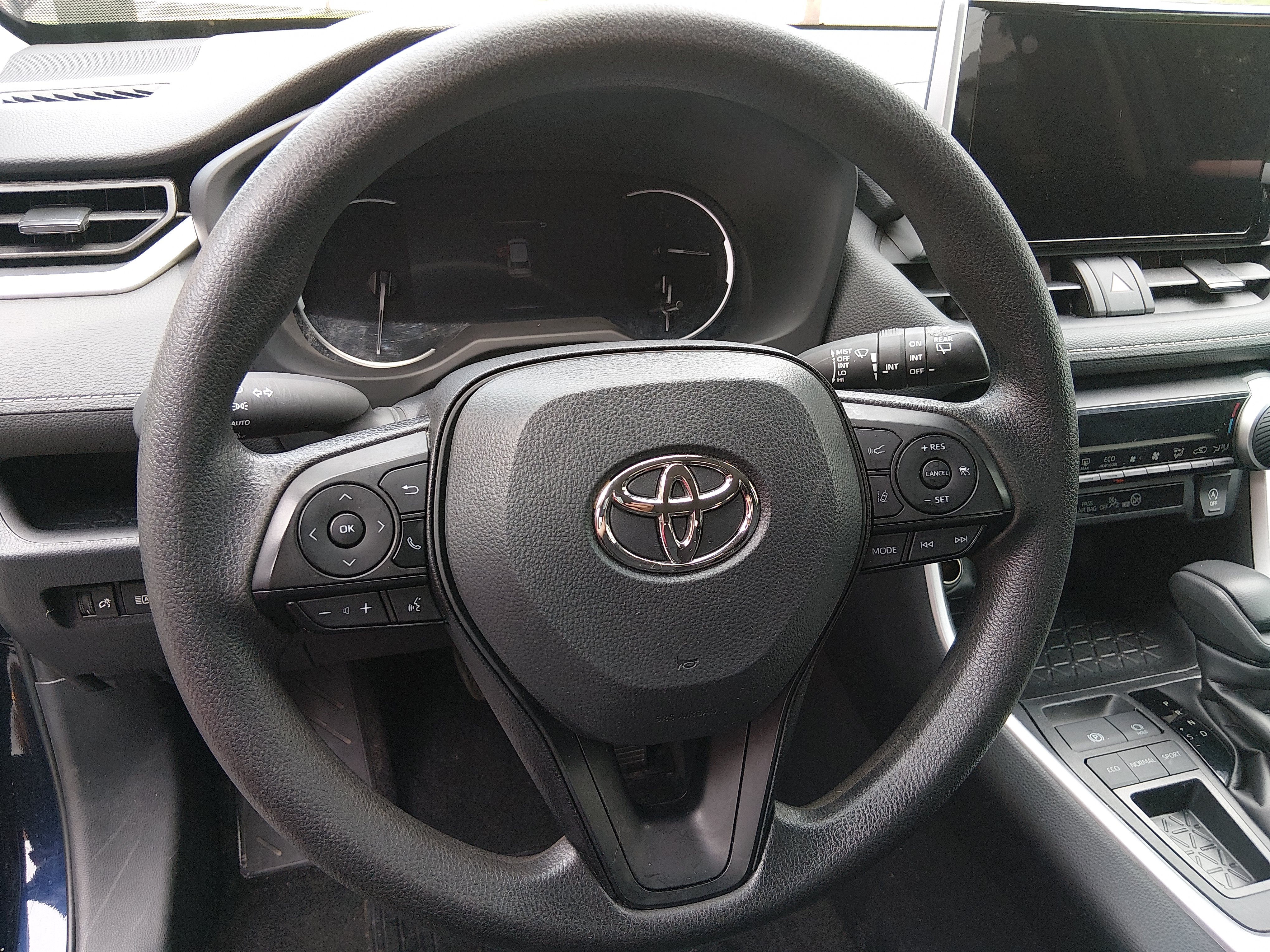 2024 Toyota RAV4 XLE - Photo 12