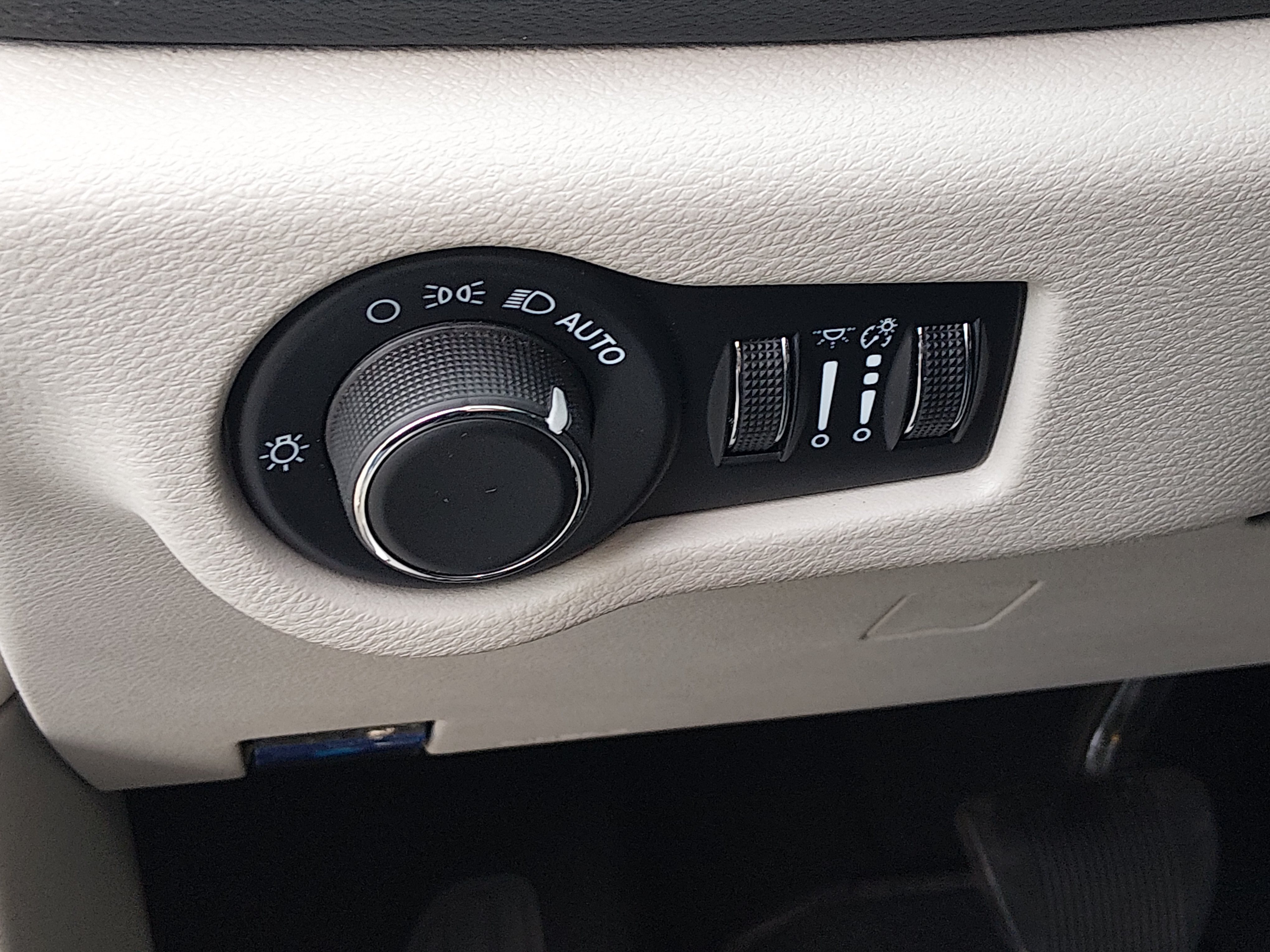 2023 Chrysler Voyager LX - Photo 13