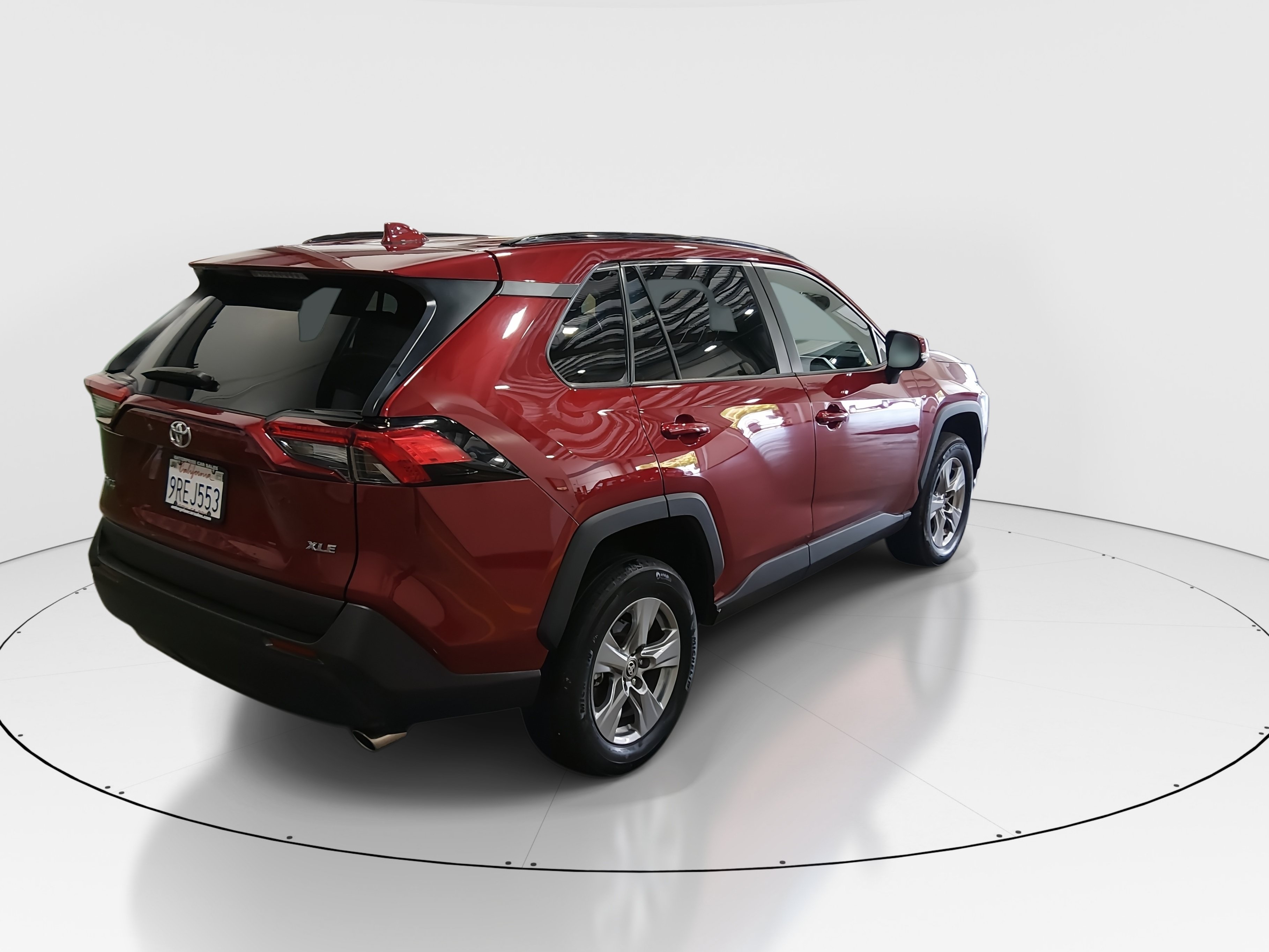 2025 Toyota RAV4 XLE - Photo 7