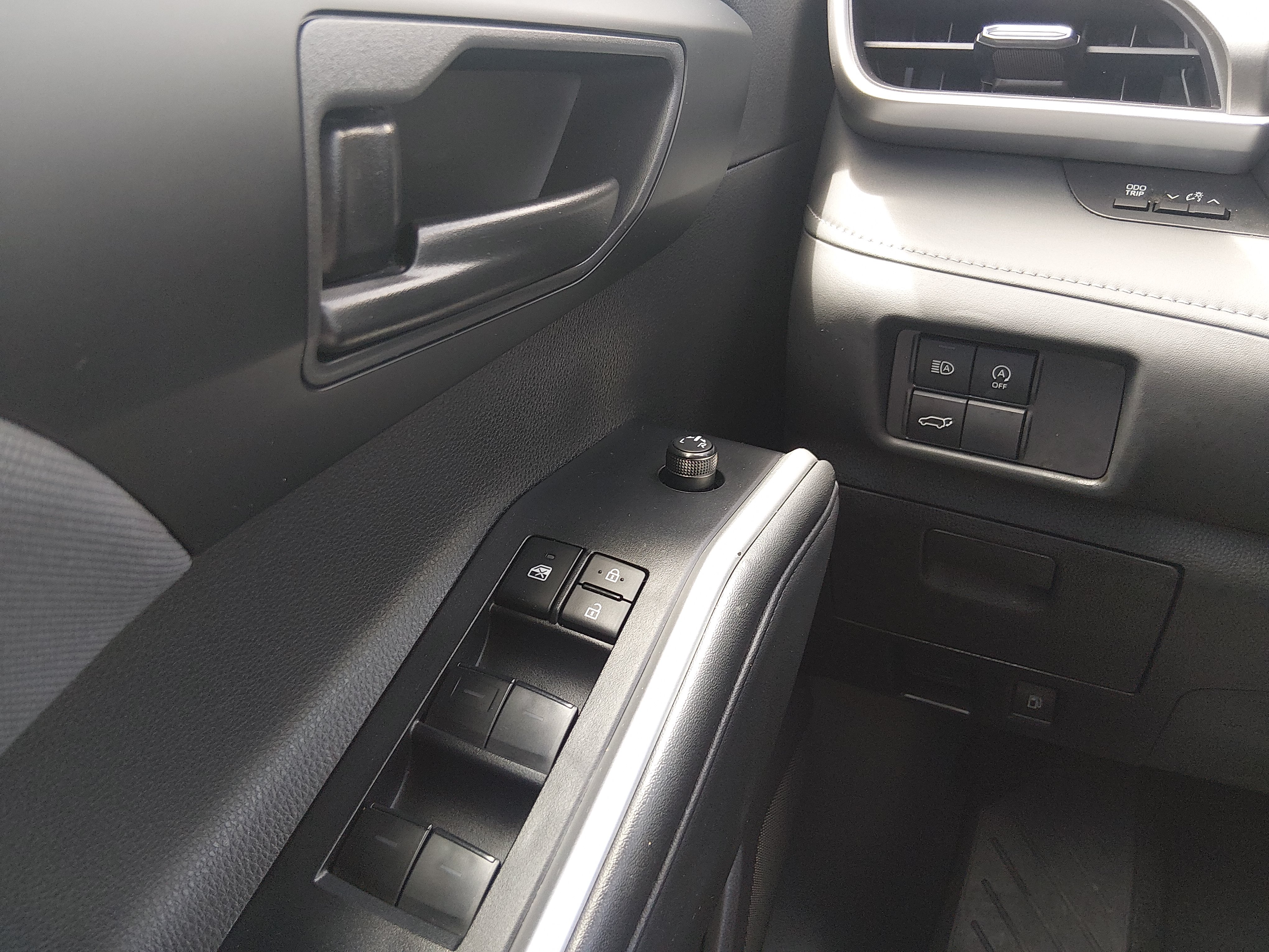 2025 Toyota Highlander LE - Photo 13