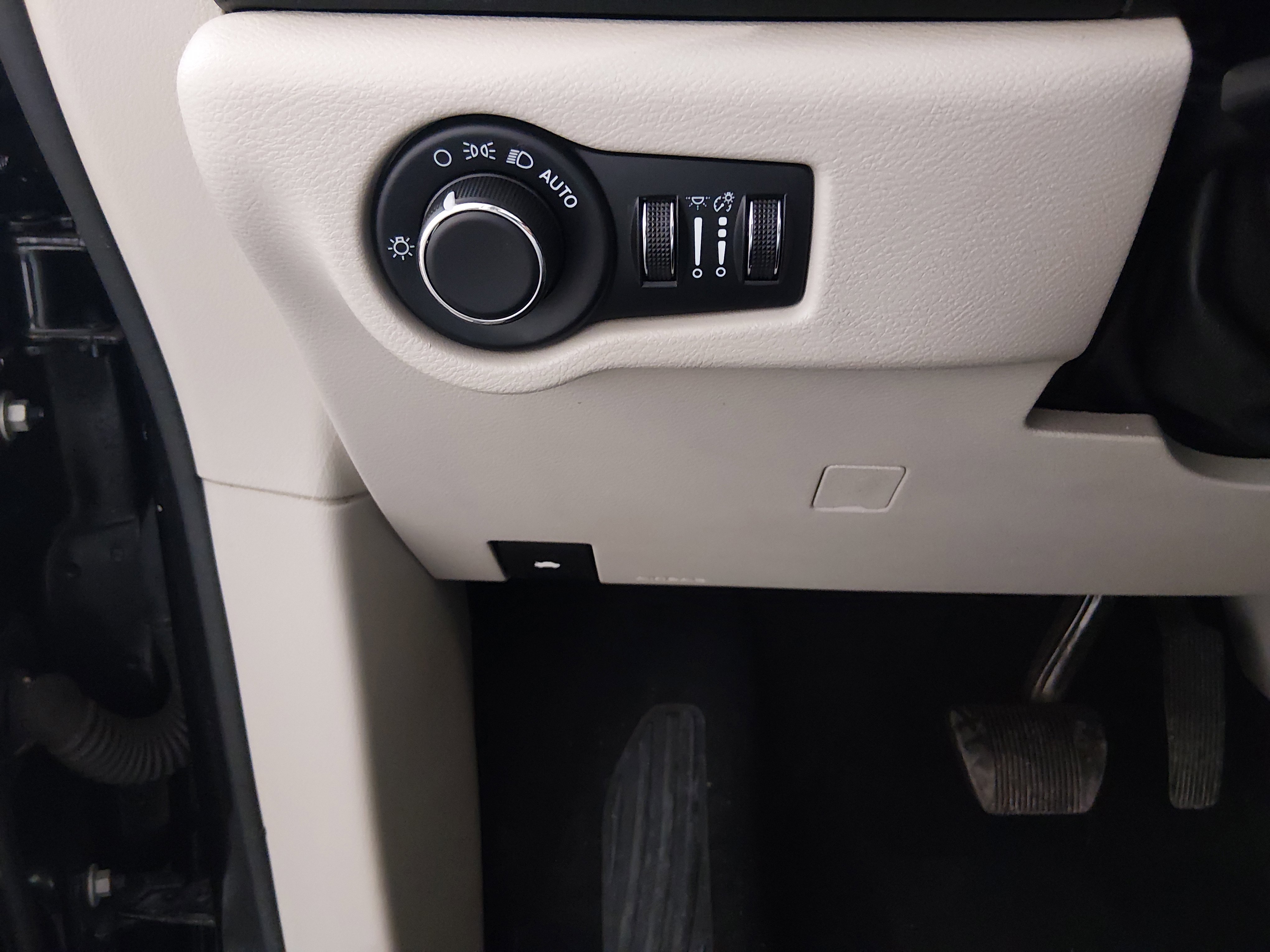 2023 Chrysler Voyager LX - Photo 13