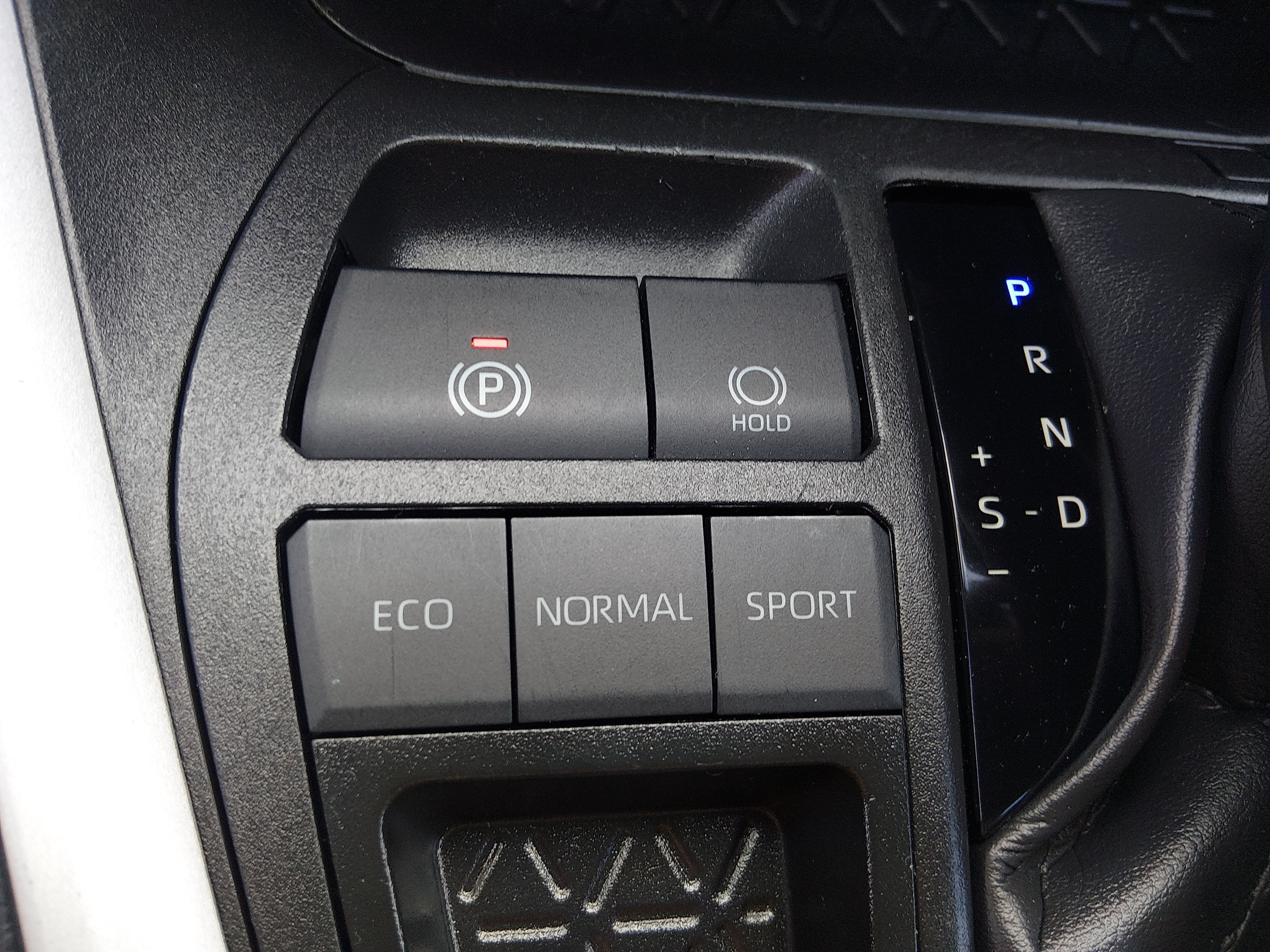 2024 Toyota RAV4 XLE - Photo 19