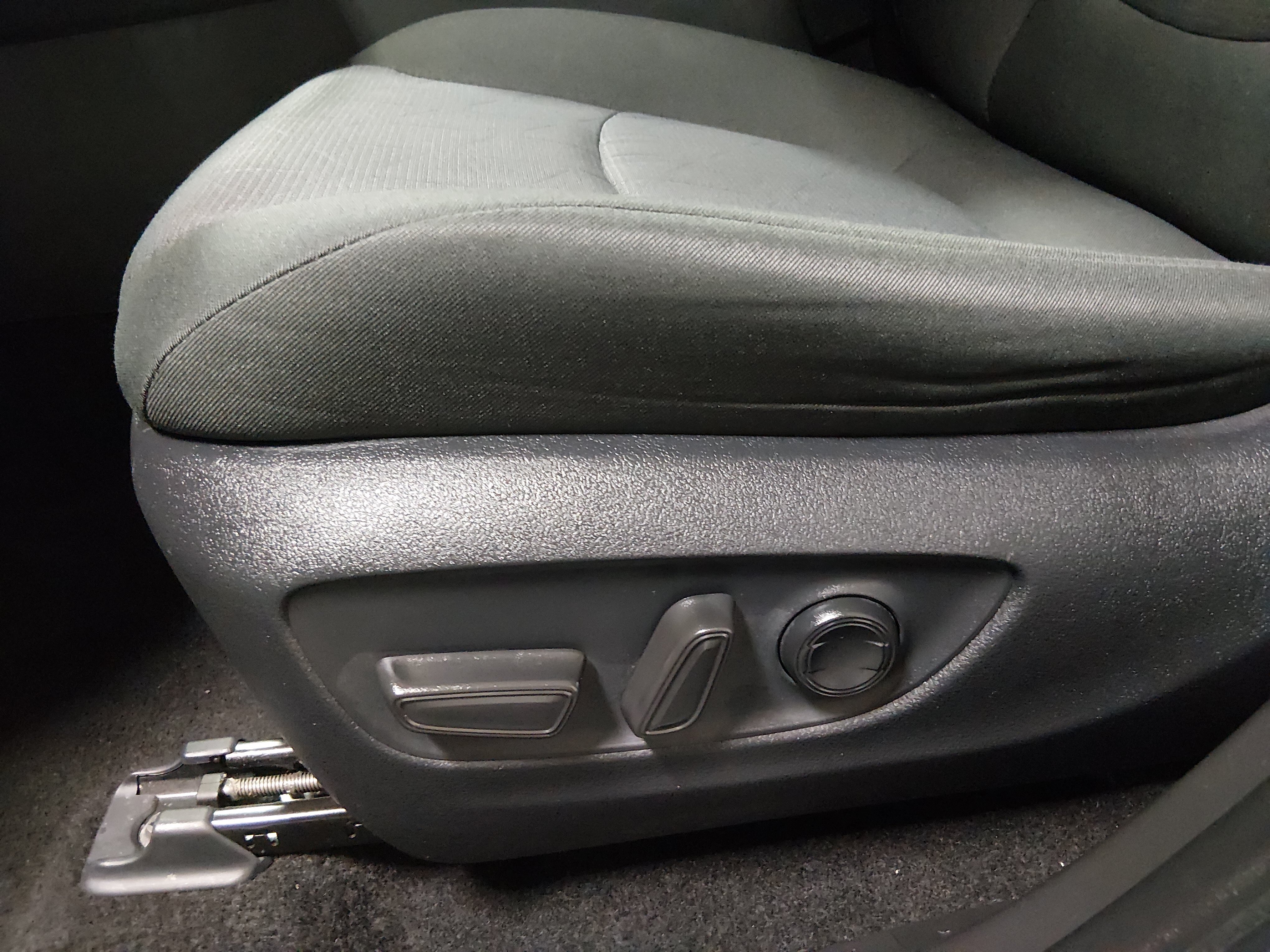 2025 Toyota RAV4 XLE - Photo 23