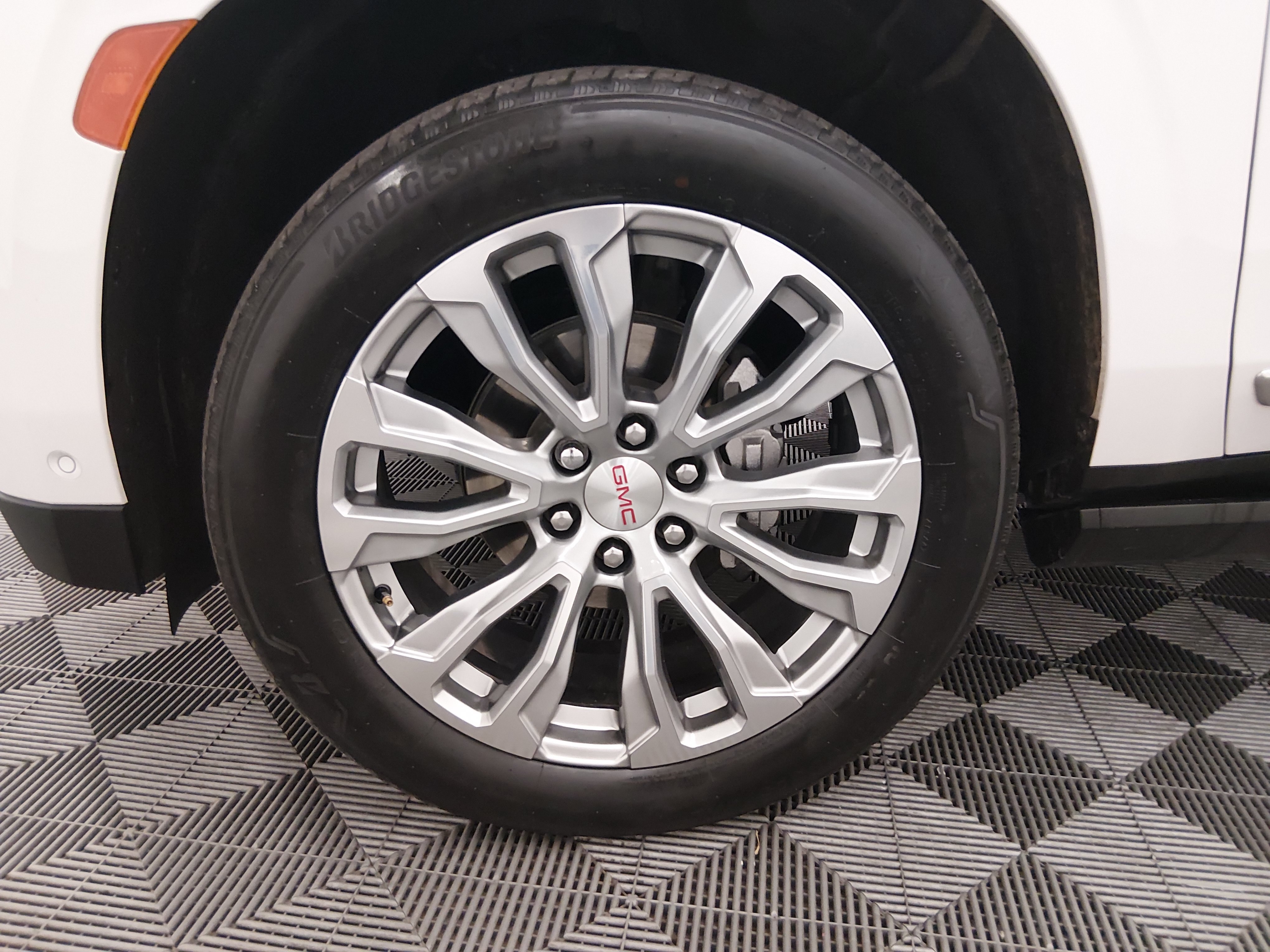 2024 GMC Yukon Denali - Photo 10