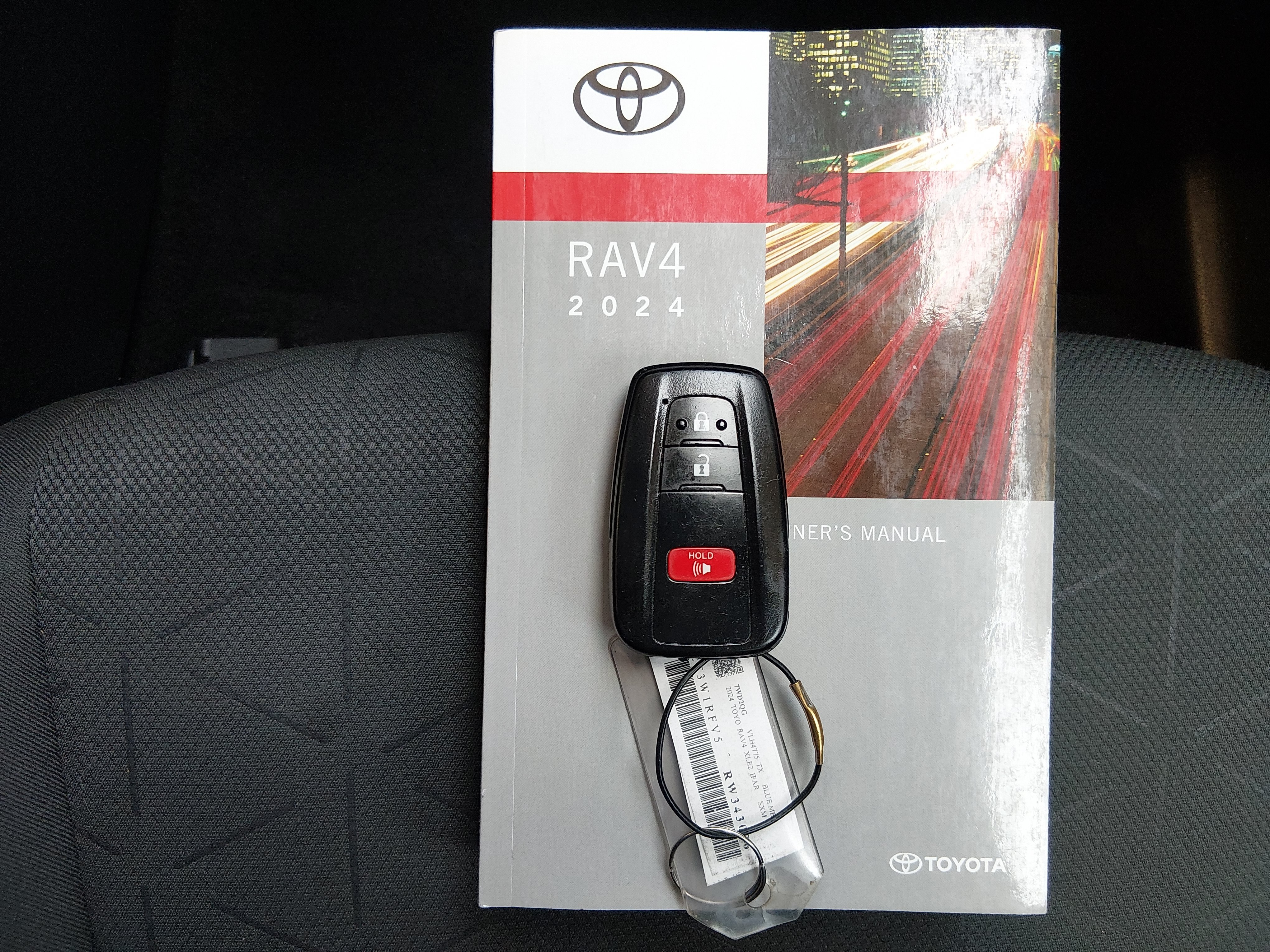 2024 Toyota RAV4 XLE - Photo 15