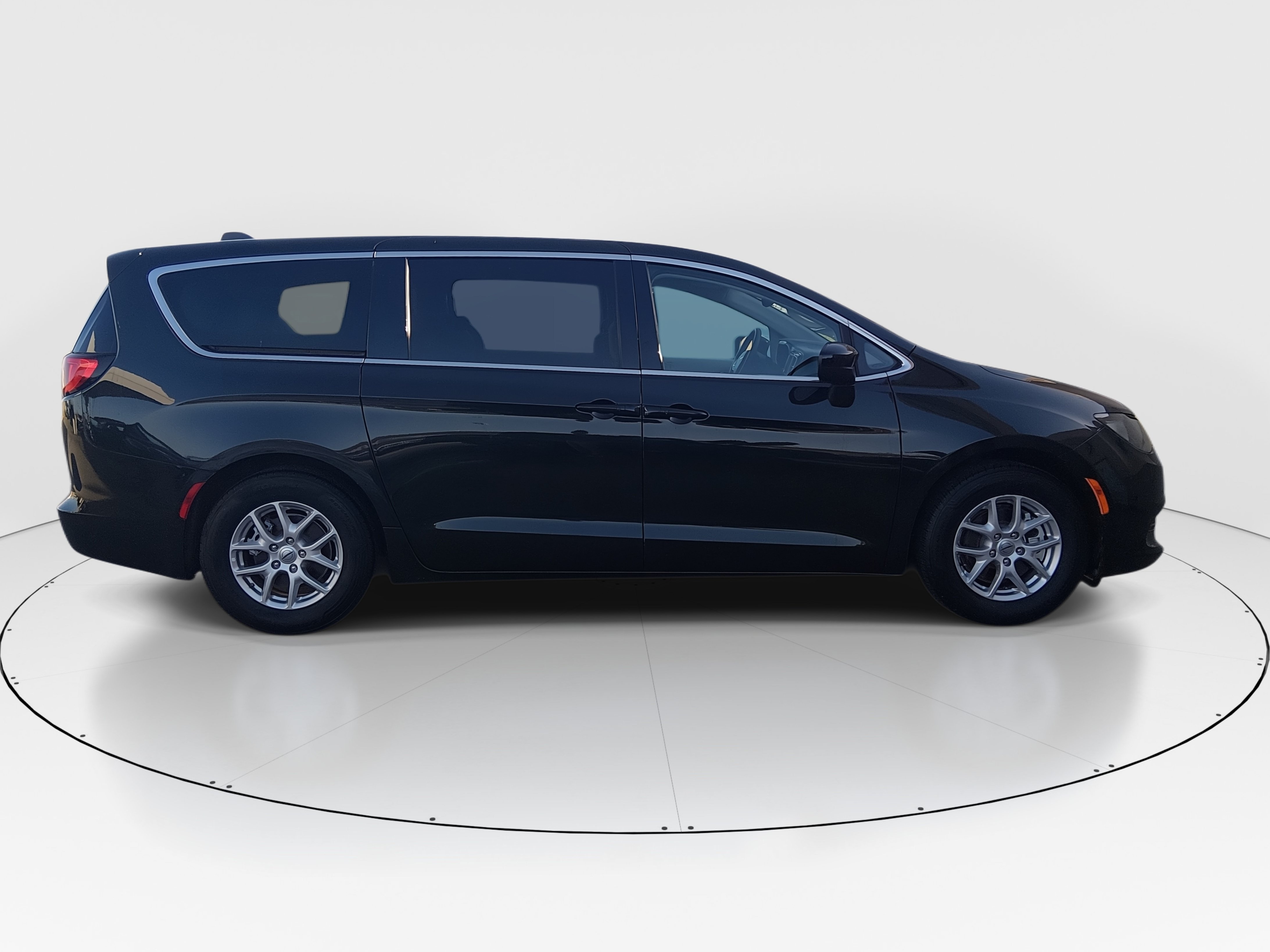 2023 Chrysler Voyager LX - Photo 8