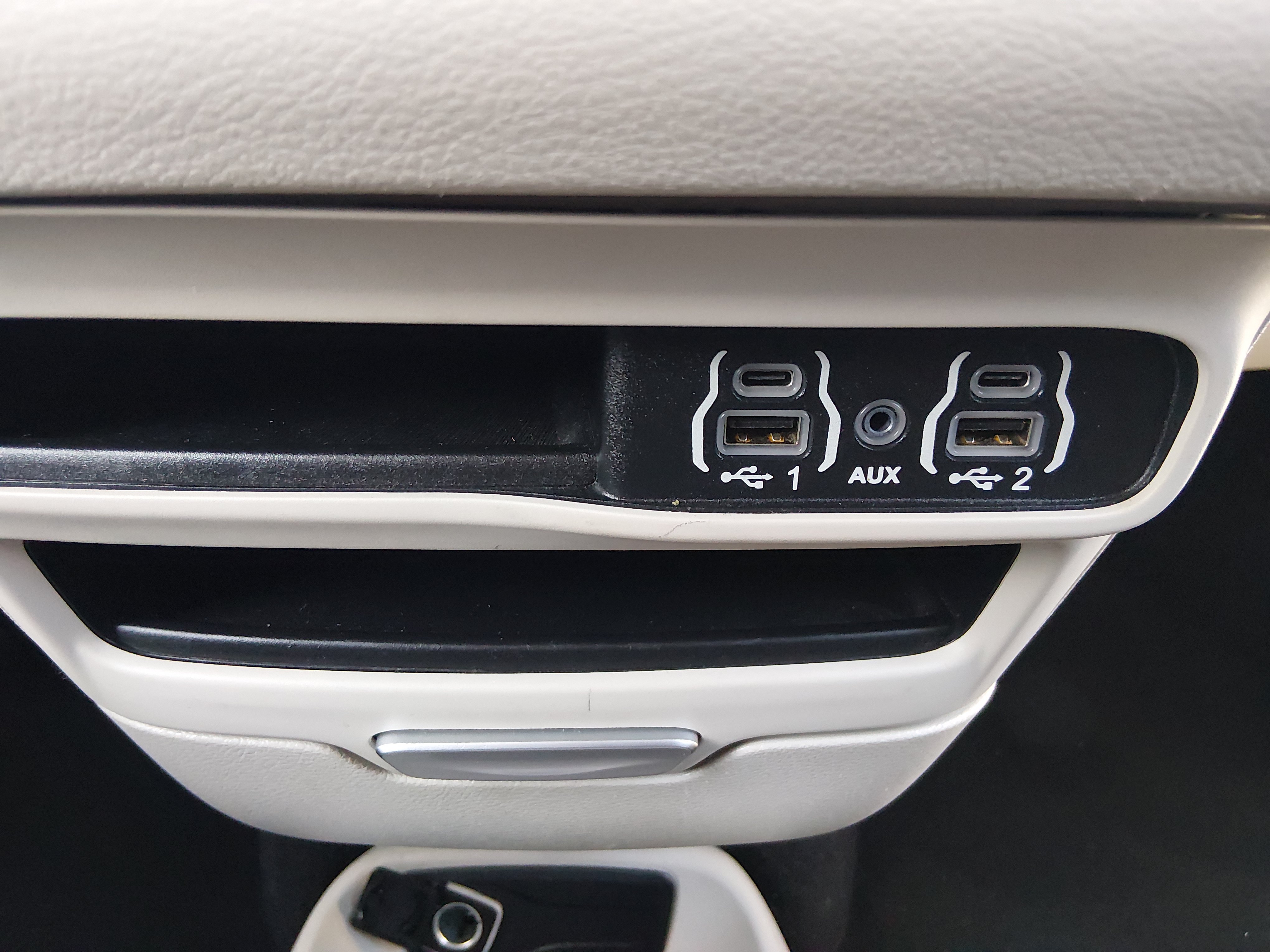 2023 Chrysler Voyager LX - Photo 21
